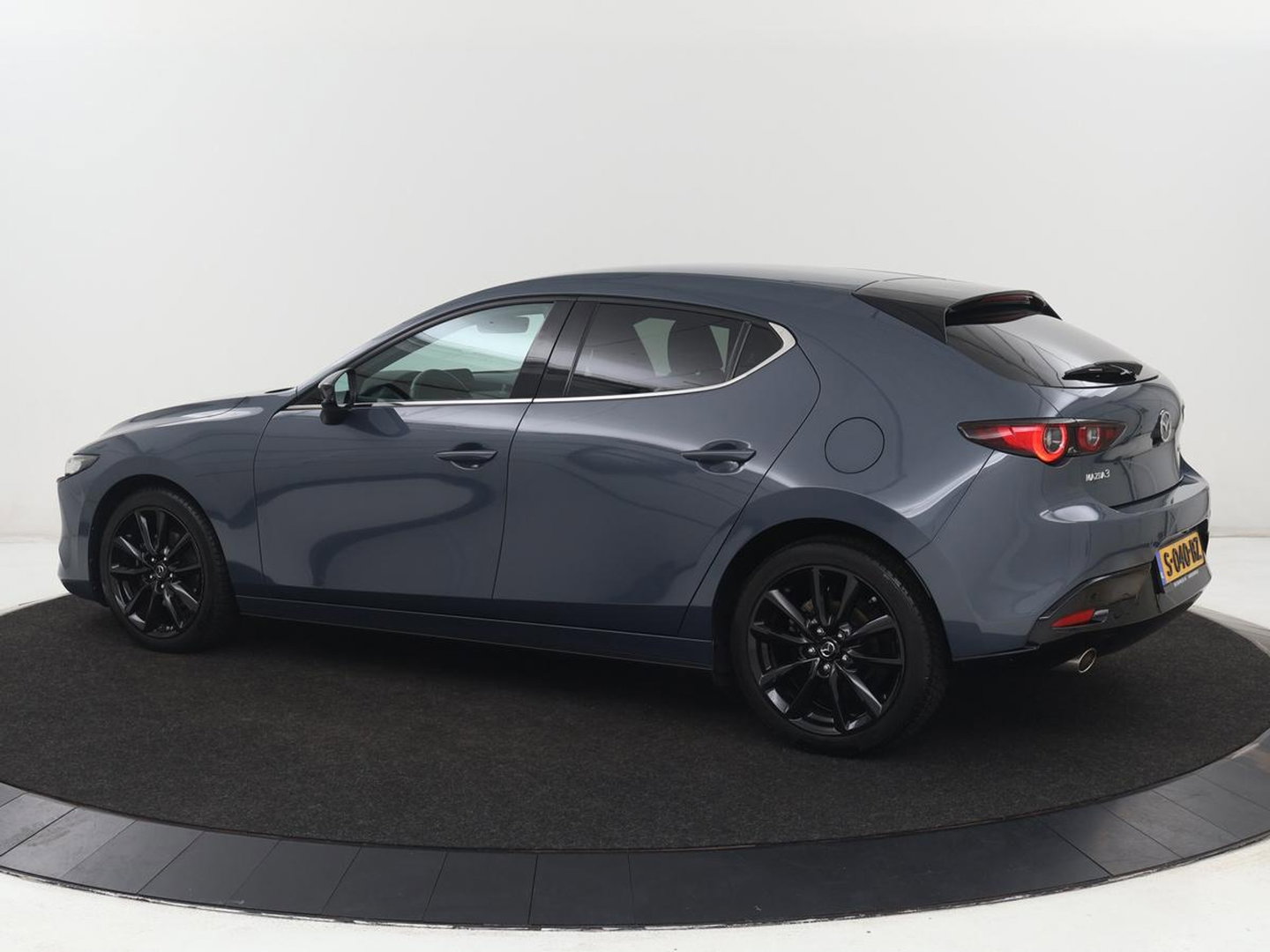 Mazda 3 2.0 e-SkyActiv-G M Hybrid 150 Homura | Stoelverwarming | Head-Up | Adaptive cruise | Camera | Carplay | Keyless | Full LED | Navigatie | Dodehoek detectie | 58.800km NAP | Origineel NL