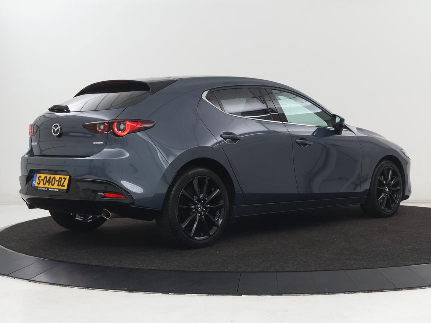 Mazda 3 2.0 e-SkyActiv-G M Hybrid 150 Homura | Stoelverwarming | Head-Up | Adaptive cruise | Camera | Carplay | Keyless | Full LED | Navigatie | Dodehoek detectie | 58.800km NAP | Origineel NL