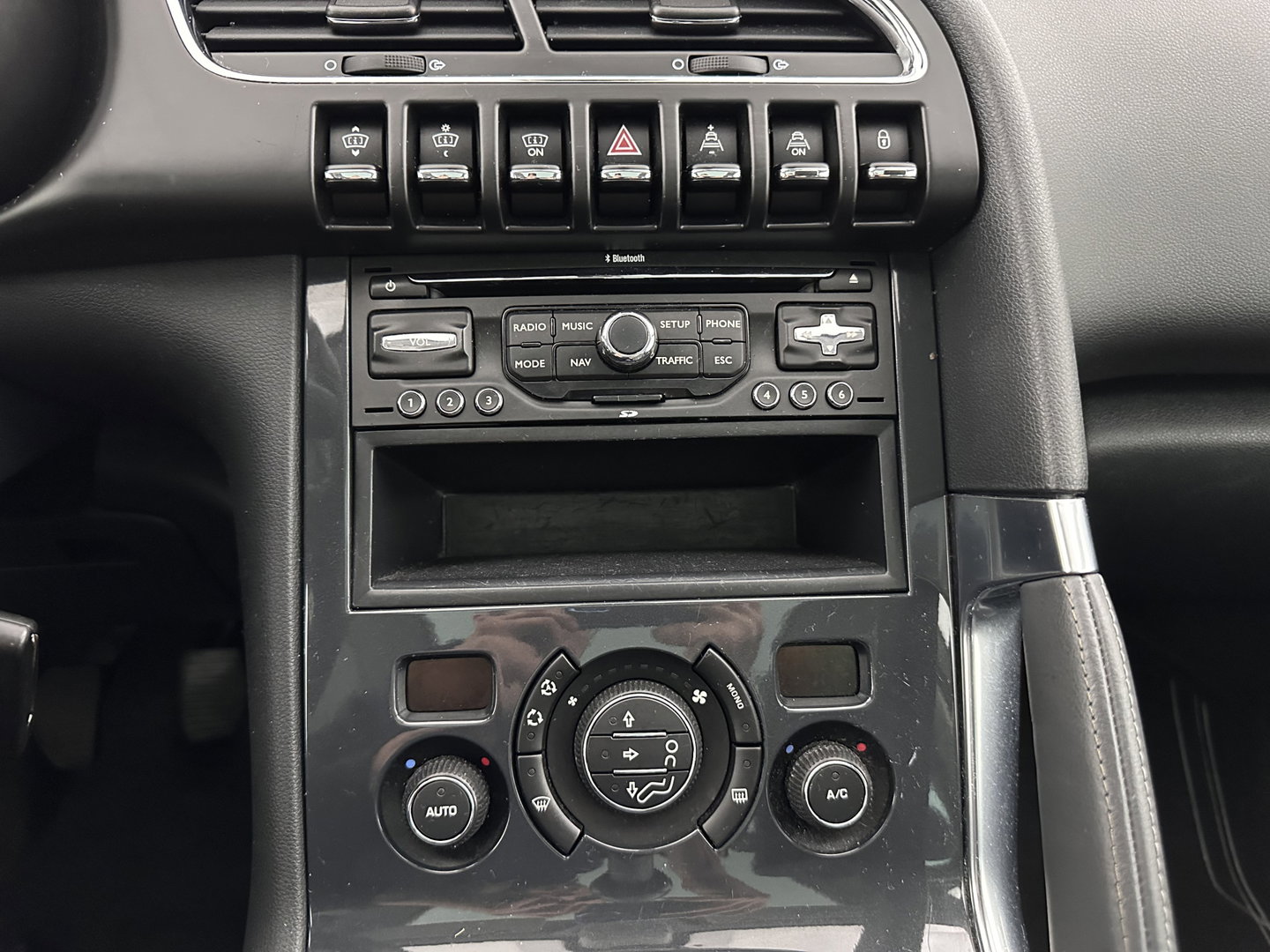 Peugeot 3008 1.6 THP Online *PANO | HEAD-UP | LEATHER | NAVI-FULLMAP | HEATED-COMFORTSEATS | ECC | PDC | CRUISE | 18''ALU | TOWBAR*