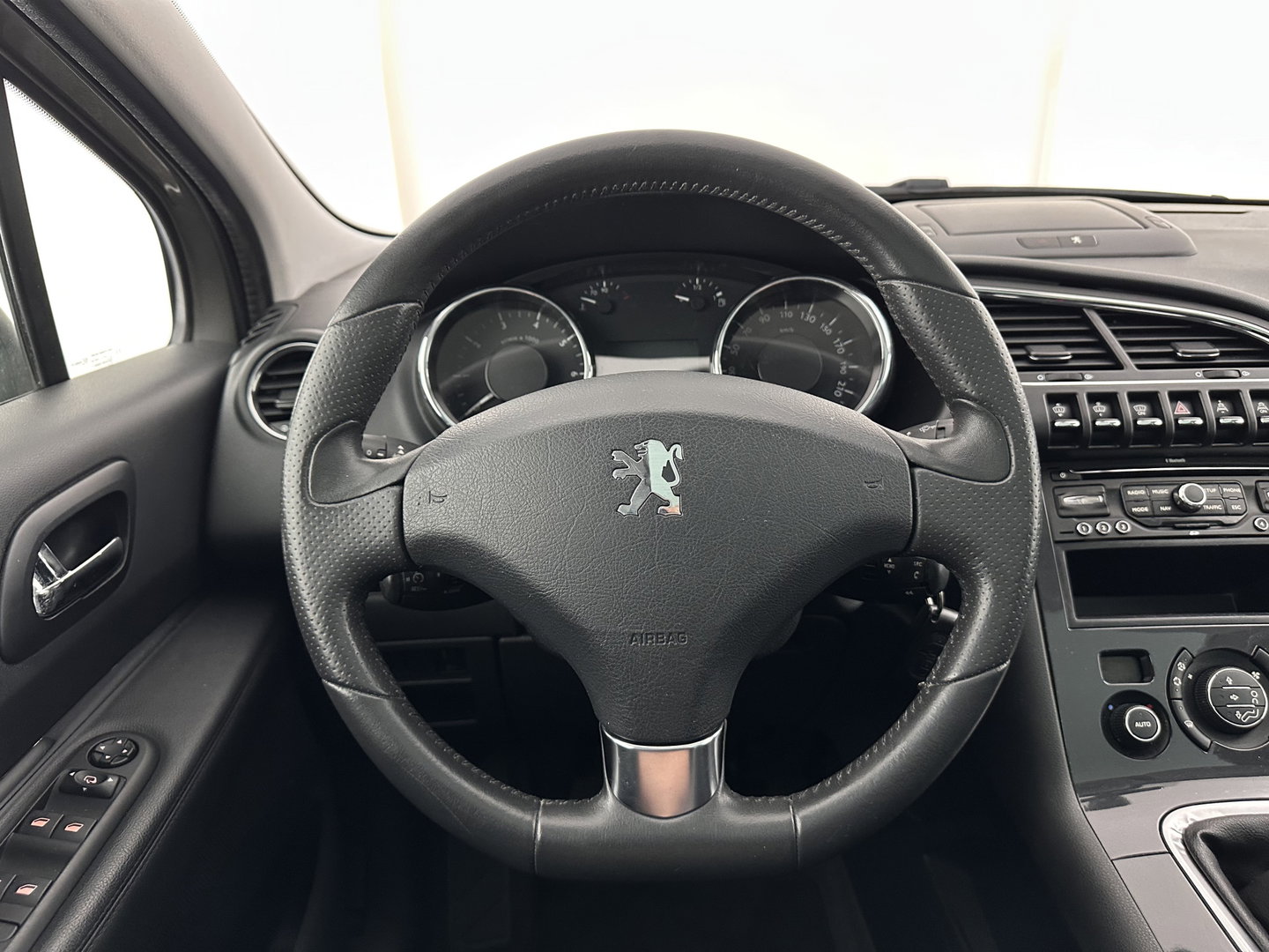 Peugeot 3008 1.6 THP Online *PANO | HEAD-UP | LEATHER | NAVI-FULLMAP | HEATED-COMFORTSEATS | ECC | PDC | CRUISE | 18''ALU | TOWBAR*
