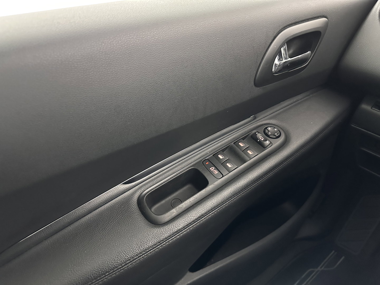 Peugeot 3008 1.6 THP Online *PANO | HEAD-UP | LEATHER | NAVI-FULLMAP | HEATED-COMFORTSEATS | ECC | PDC | CRUISE | 18''ALU | TOWBAR*