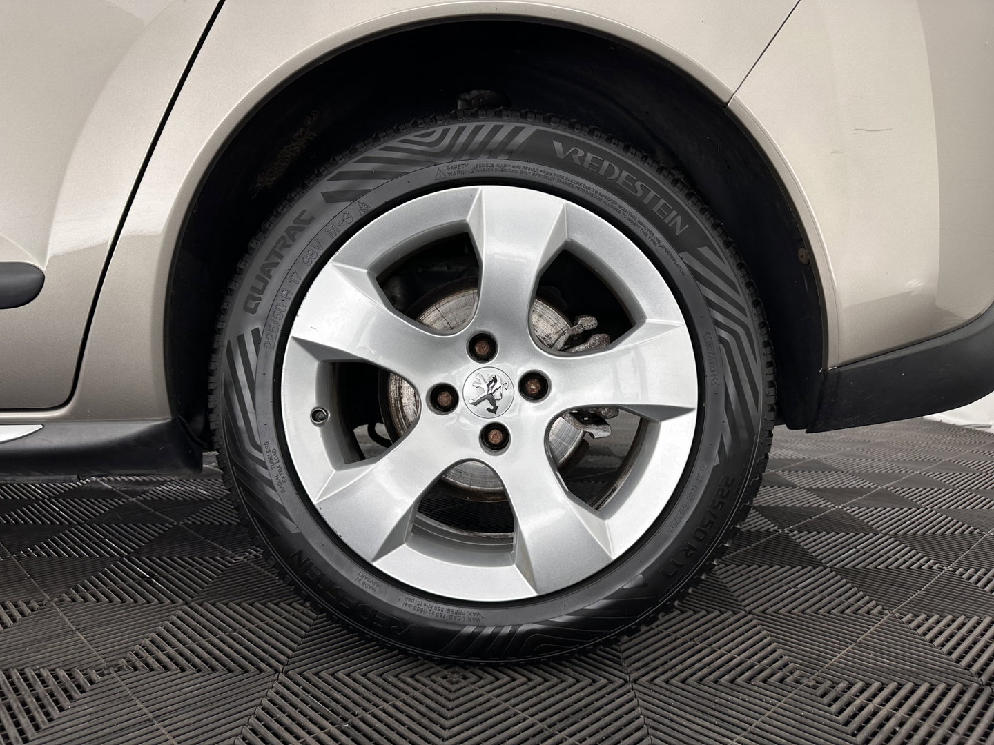 Peugeot 3008 1.6 THP Online *PANO | HEAD-UP | LEATHER | NAVI-FULLMAP | HEATED-COMFORTSEATS | ECC | PDC | CRUISE | 18''ALU | TOWBAR*