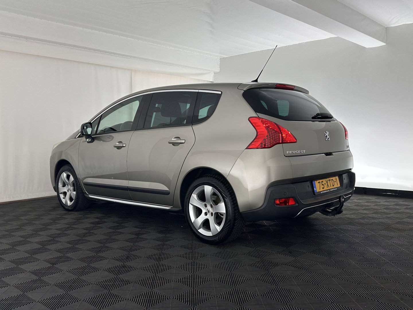 Peugeot 3008 1.6 THP Online *PANO | HEAD-UP | LEATHER | NAVI-FULLMAP | HEATED-COMFORTSEATS | ECC | PDC | CRUISE | 18''ALU | TOWBAR*