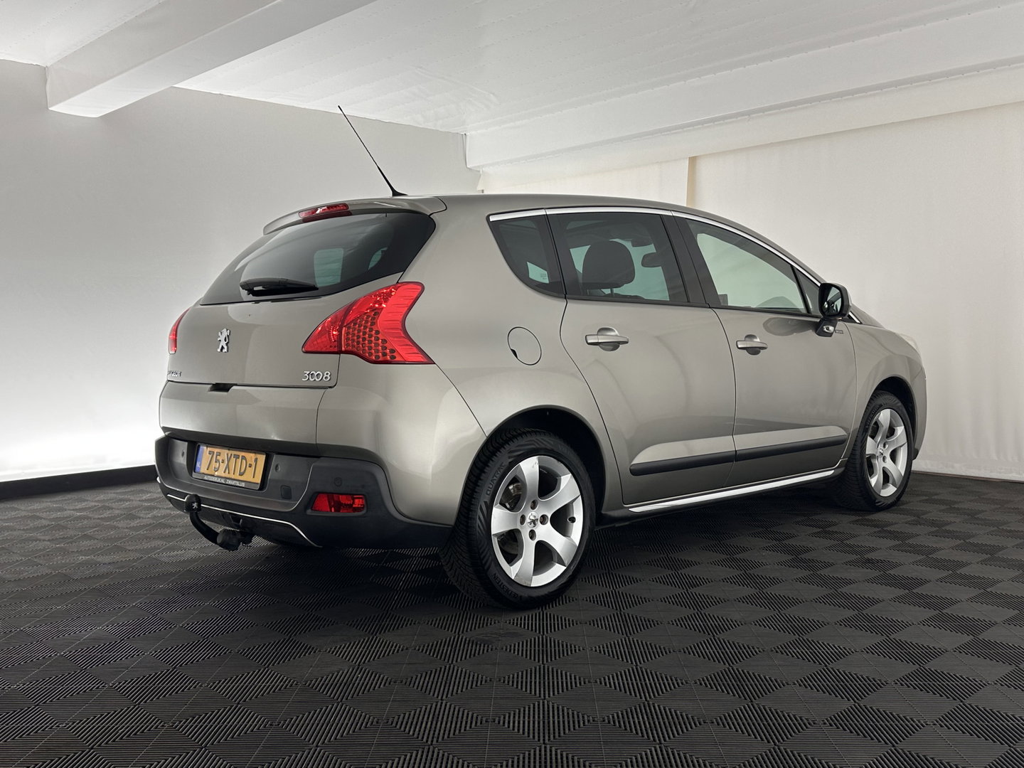 Peugeot 3008 1.6 THP Online *PANO | HEAD-UP | LEATHER | NAVI-FULLMAP | HEATED-COMFORTSEATS | ECC | PDC | CRUISE | 18''ALU | TOWBAR*