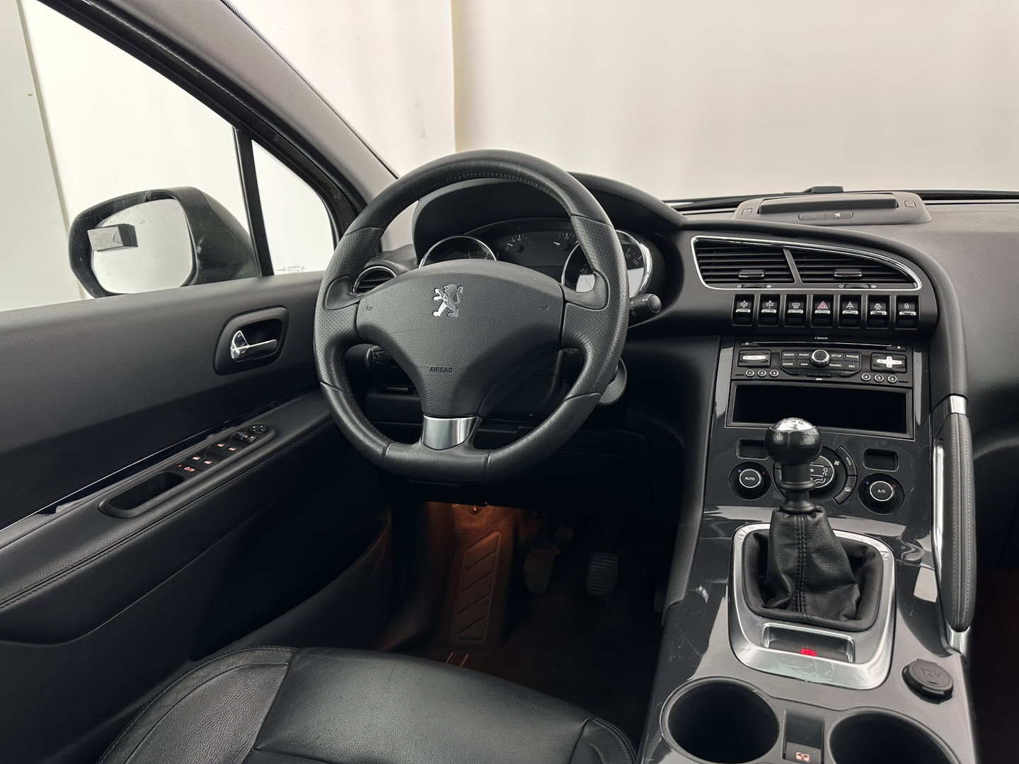 Peugeot 3008 1.6 THP Online *PANO | HEAD-UP | LEATHER | NAVI-FULLMAP | HEATED-COMFORTSEATS | ECC | PDC | CRUISE | 18''ALU | TOWBAR*