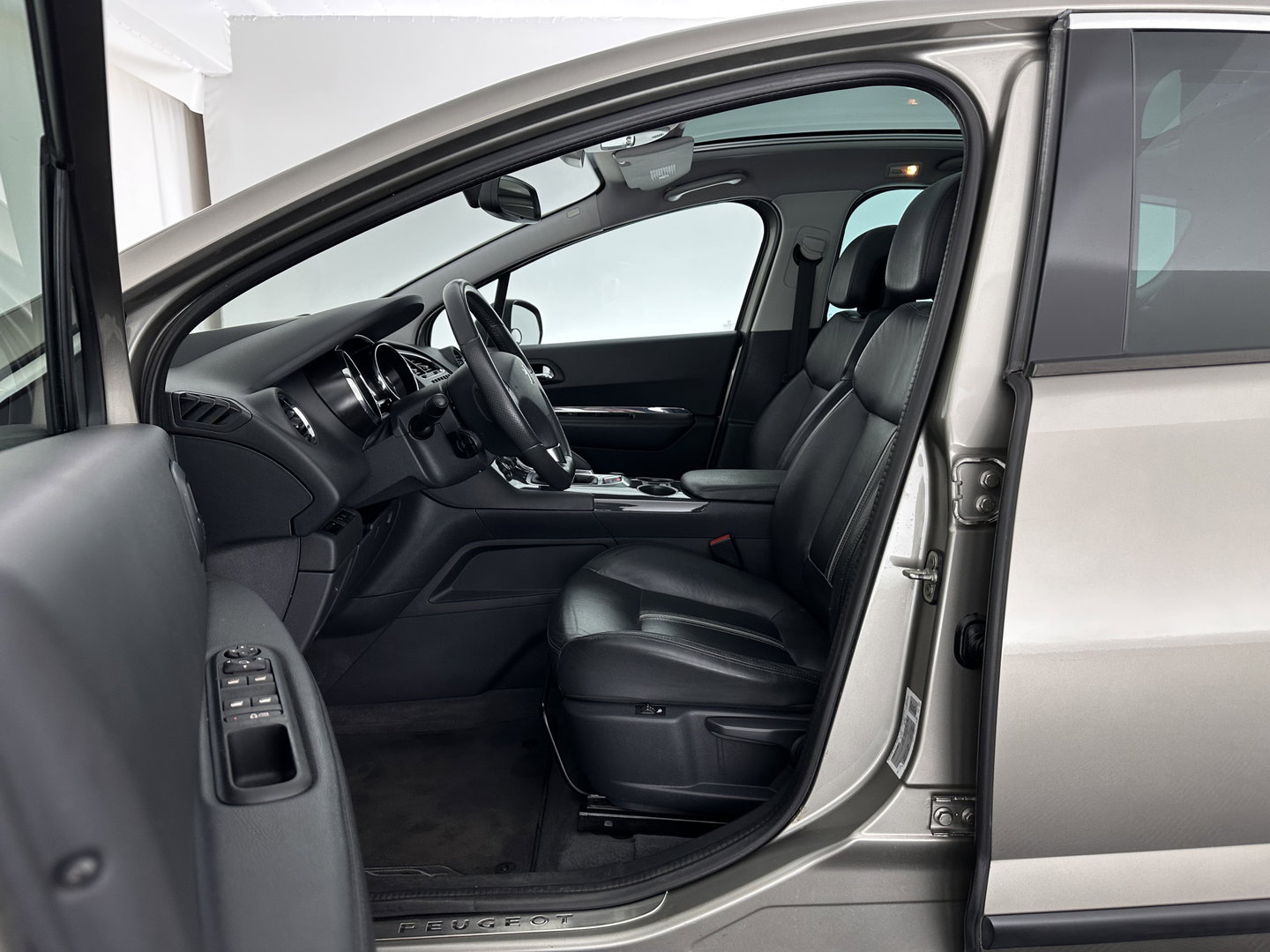 Peugeot 3008 1.6 THP Online *PANO | HEAD-UP | LEATHER | NAVI-FULLMAP | HEATED-COMFORTSEATS | ECC | PDC | CRUISE | 18''ALU | TOWBAR*