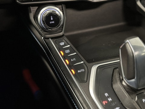 Lynk & Co 01 1.5 | Black Pakket | Panoramadak | Zwarte hemel | Stuurwielverwarming | Trekhaak | Adaptive Cruise Control | Keyless | Elektrische Bestuurdersstoel + Geheugen | Parkeersensoren | Apple Carplay |