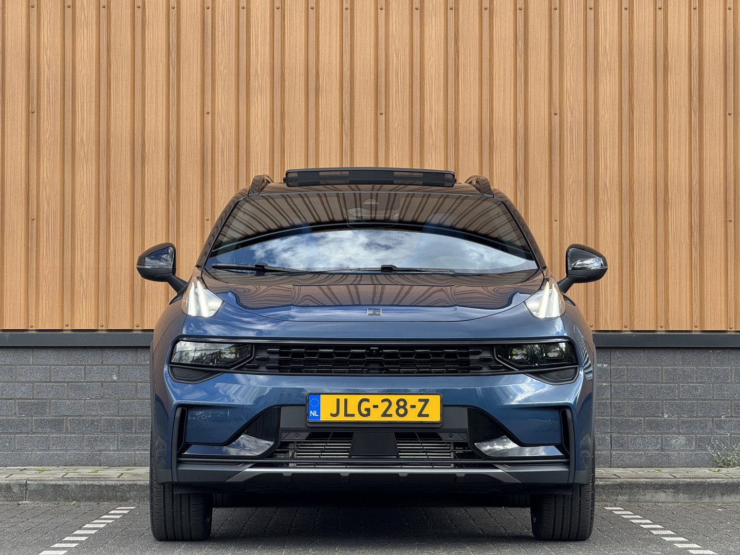 Lynk & Co 01 1.5 | Black Pakket | Panoramadak | Zwarte hemel | Stuurwielverwarming | Trekhaak | Adaptive Cruise Control | Keyless | Elektrische Bestuurdersstoel + Geheugen | Parkeersensoren | Apple Carplay |