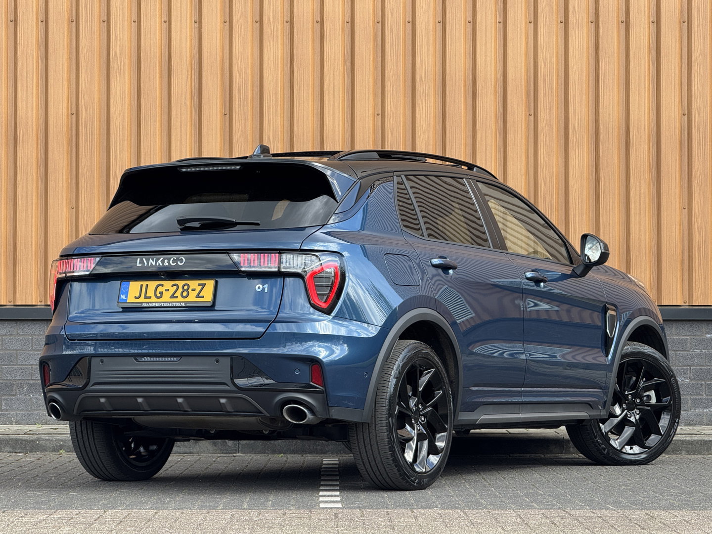 Lynk & Co 01 1.5 | Black Pakket | Panoramadak | Zwarte hemel | Stuurwielverwarming | Trekhaak | Adaptive Cruise Control | Keyless | Elektrische Bestuurdersstoel + Geheugen | Parkeersensoren | Apple Carplay |