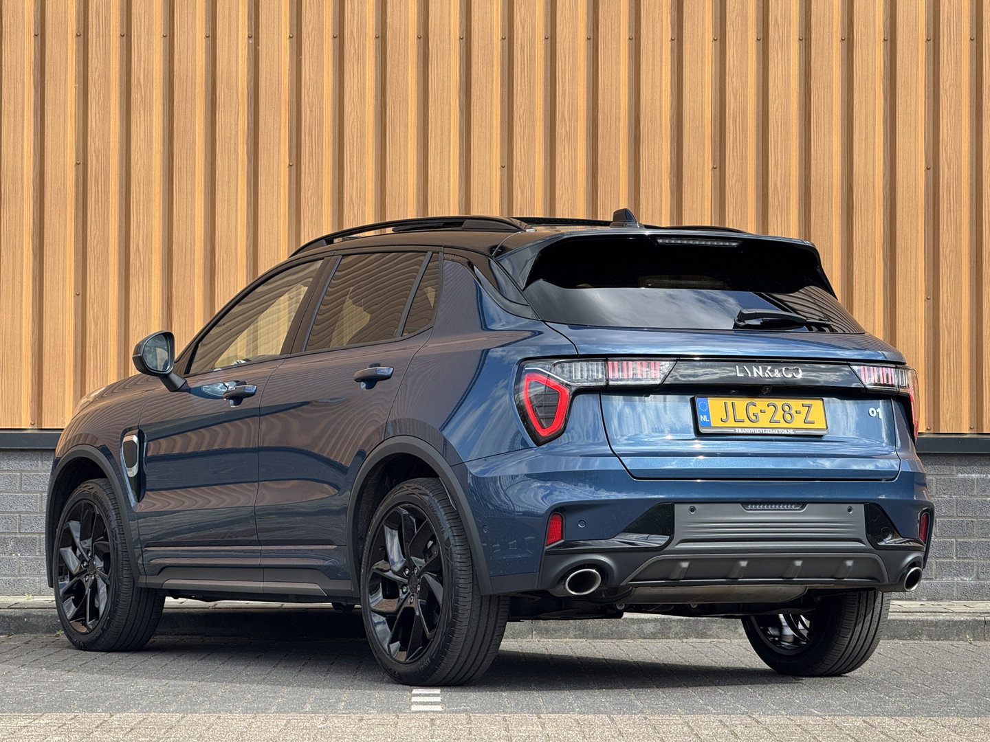 Lynk & Co 01 1.5 | Black Pakket | Panoramadak | Zwarte hemel | Stuurwielverwarming | Trekhaak | Adaptive Cruise Control | Keyless | Elektrische Bestuurdersstoel + Geheugen | Parkeersensoren | Apple Carplay |