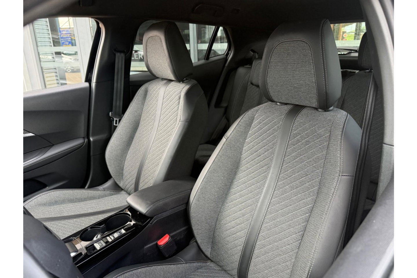 Peugeot 2008 1.2 PURETECH ALLUREPACK AUTOMAAT 130PK AIRCO NAVI CLIMA PDC-CAMERA I-TOGGLE.