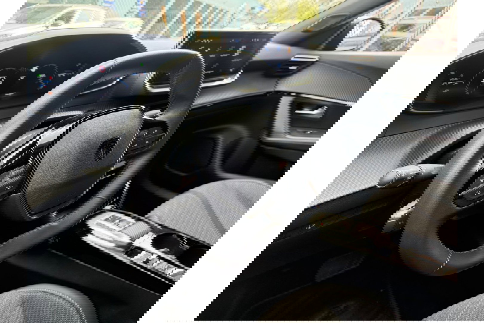 Peugeot 2008 1.2 PURETECH ALLUREPACK AUTOMAAT 130PK AIRCO NAVI CLIMA PDC-CAMERA I-TOGGLE.