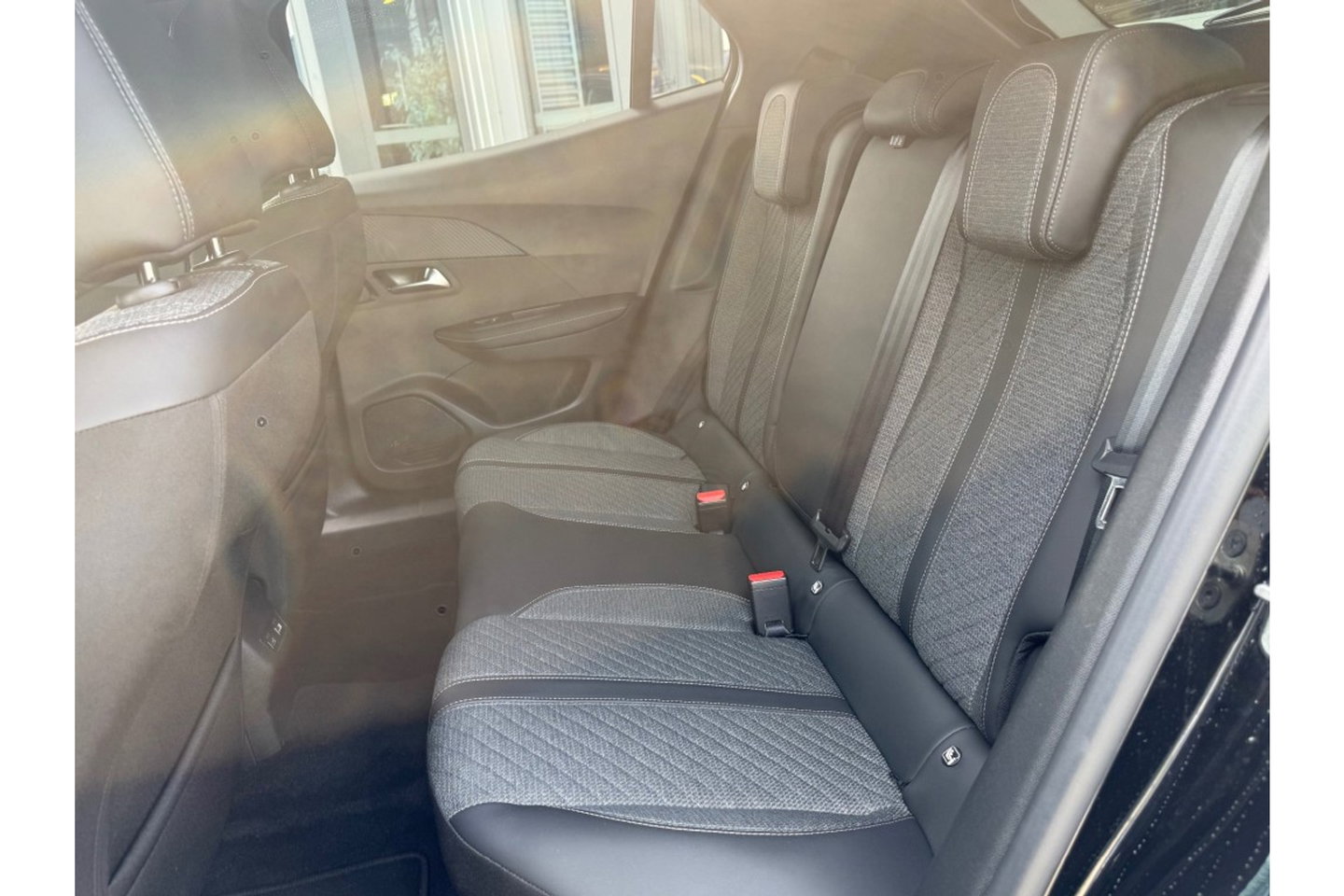 Peugeot 2008 1.2 PURETECH ALLUREPACK AUTOMAAT 130PK AIRCO NAVI CLIMA PDC-CAMERA I-TOGGLE.