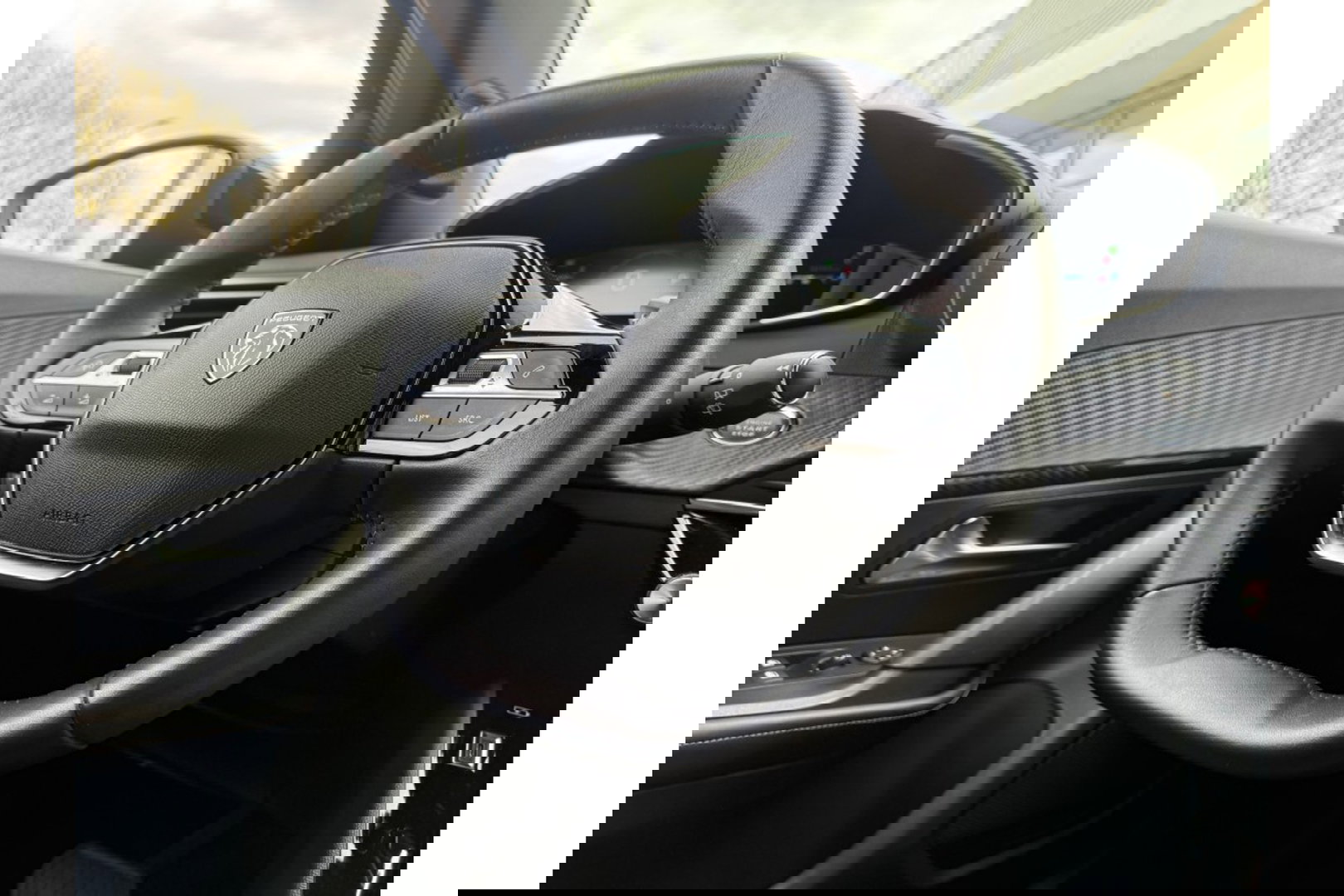 Peugeot 2008 1.2 PURETECH ALLUREPACK AUTOMAAT 130PK AIRCO NAVI CLIMA PDC-CAMERA I-TOGGLE.