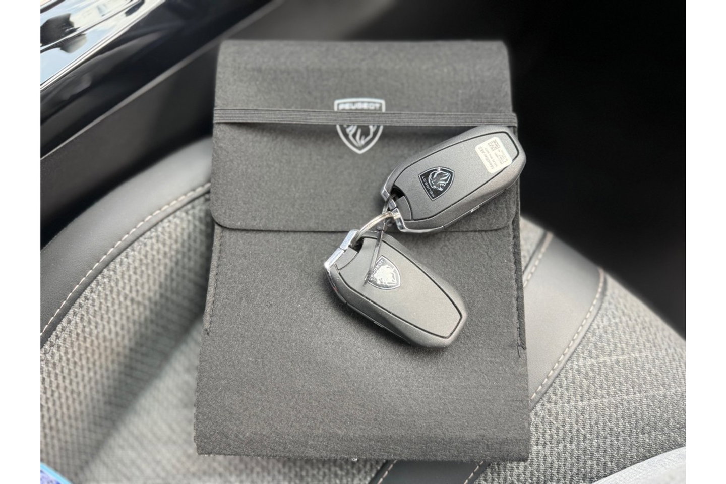 Peugeot 2008 1.2 PURETECH ALLUREPACK AUTOMAAT 130PK AIRCO NAVI CLIMA PDC-CAMERA I-TOGGLE.