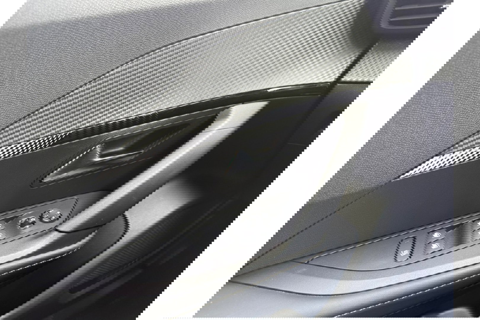 Peugeot 2008 1.2 PURETECH ALLUREPACK AUTOMAAT 130PK AIRCO NAVI CLIMA PDC-CAMERA I-TOGGLE.