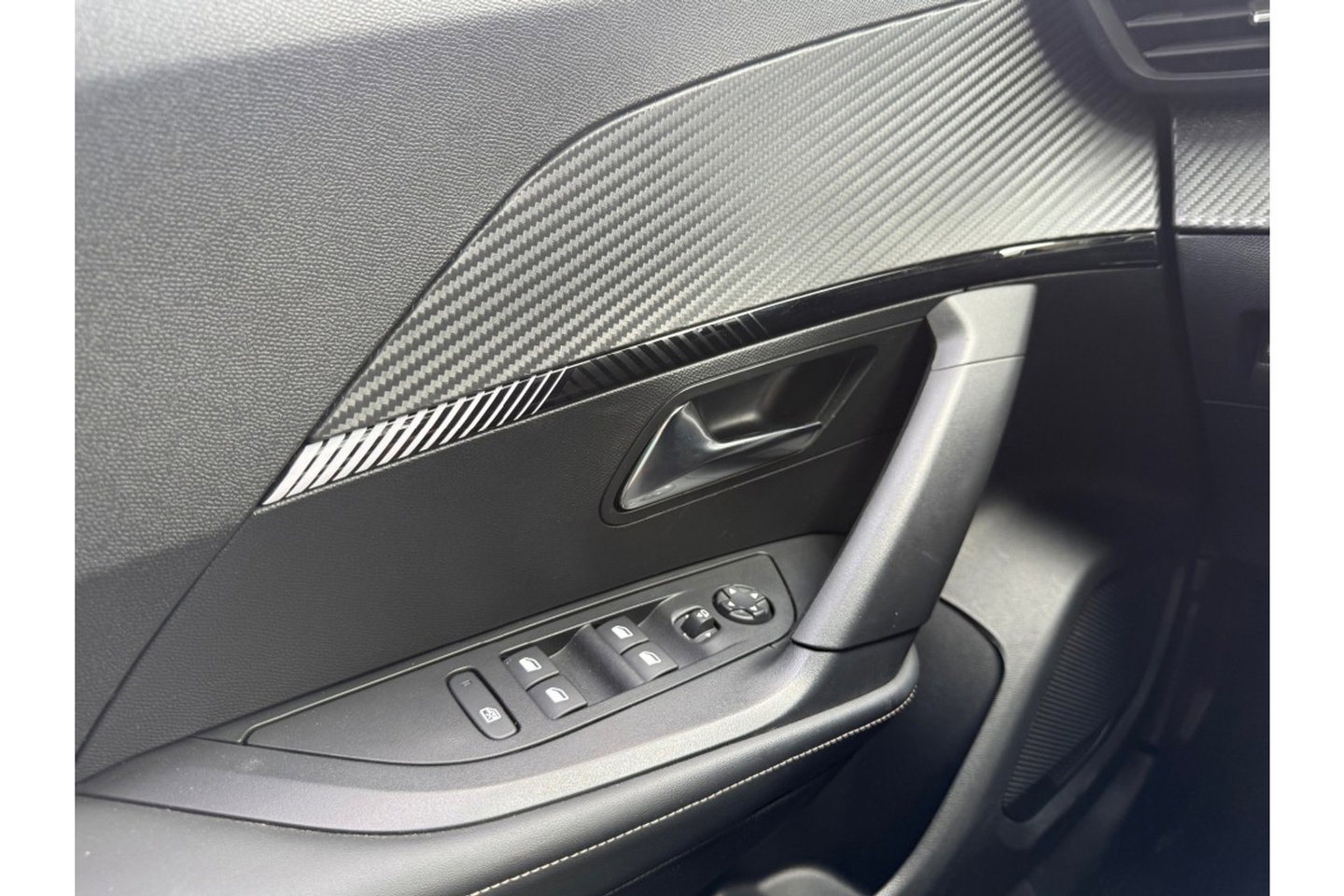 Peugeot 2008 1.2 PURETECH ALLUREPACK AUTOMAAT 130PK AIRCO NAVI CLIMA PDC-CAMERA I-TOGGLE.