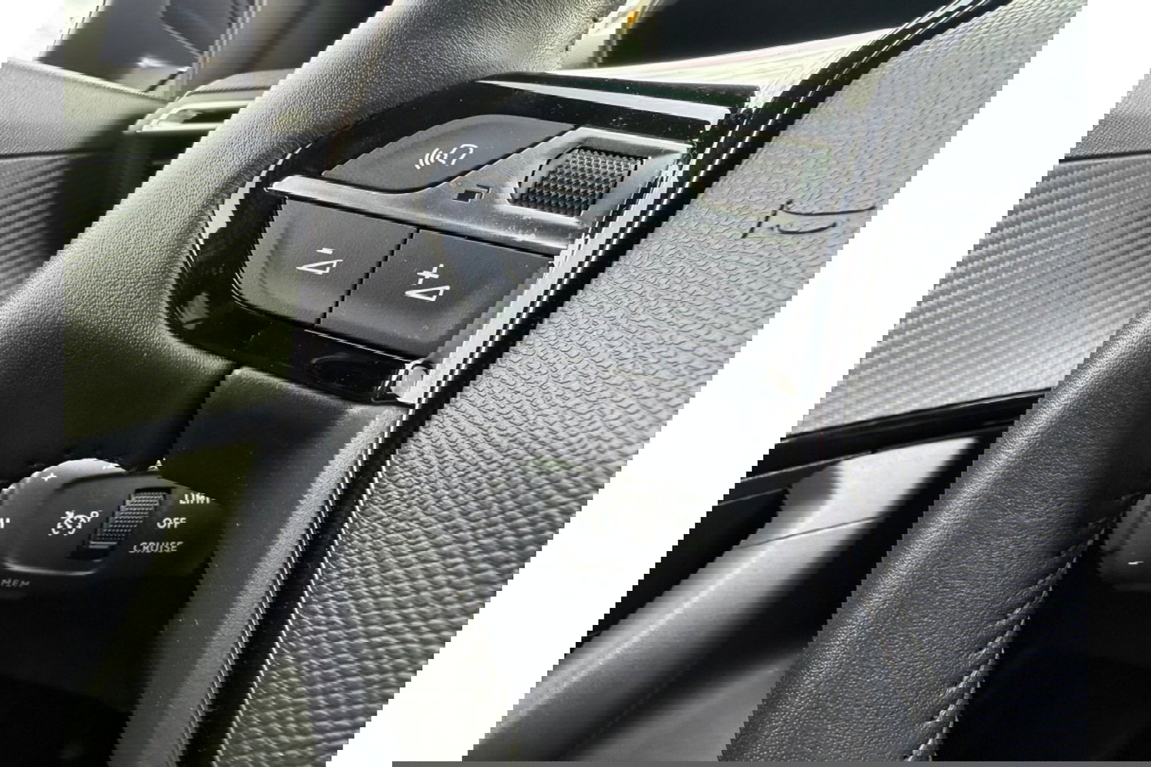 Peugeot 2008 1.2 PURETECH ALLUREPACK AUTOMAAT 130PK AIRCO NAVI CLIMA PDC-CAMERA I-TOGGLE.