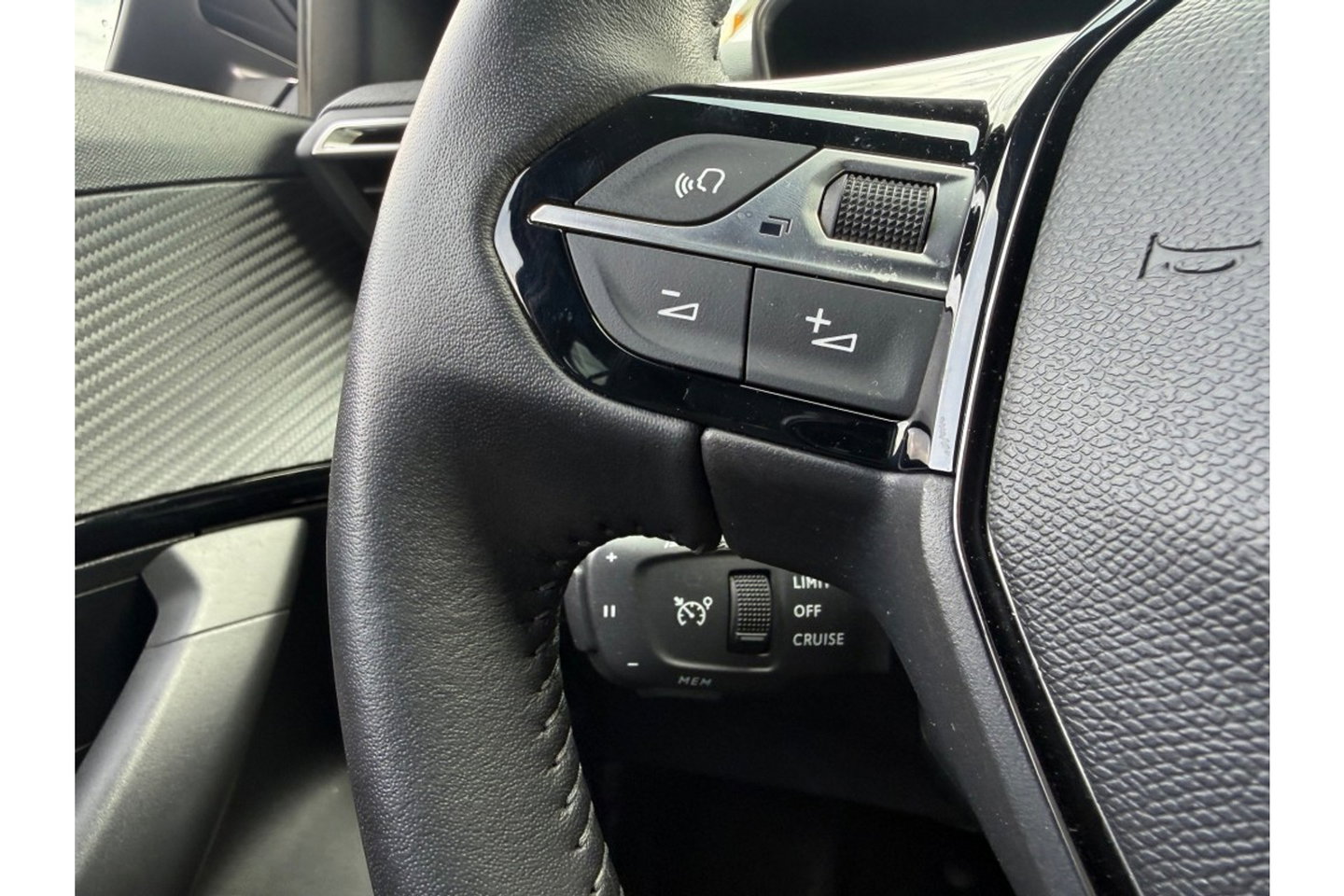 Peugeot 2008 1.2 PURETECH ALLUREPACK AUTOMAAT 130PK AIRCO NAVI CLIMA PDC-CAMERA I-TOGGLE.