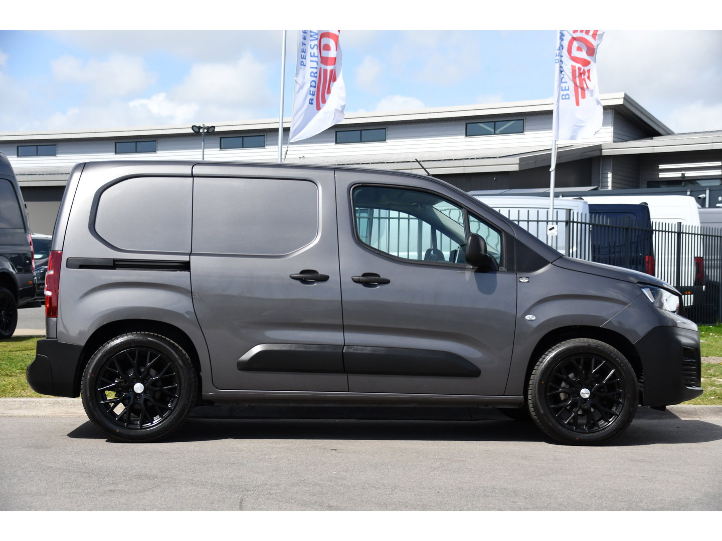 Peugeot Partner 1.5 BlueHDI PB Edition Camera, Cruise, Carplay, Multimedia, Sensoren, Airco, Uniek!