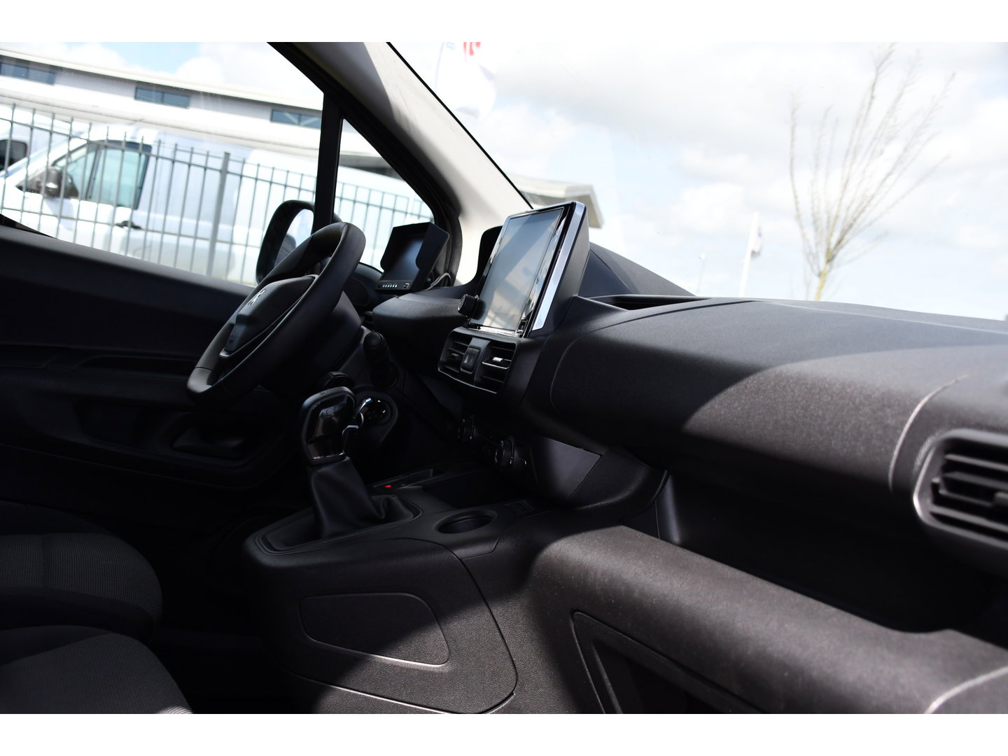 Peugeot Partner 1.5 BlueHDI PB Edition Camera, Cruise, Carplay, Multimedia, Sensoren, Airco, Uniek!