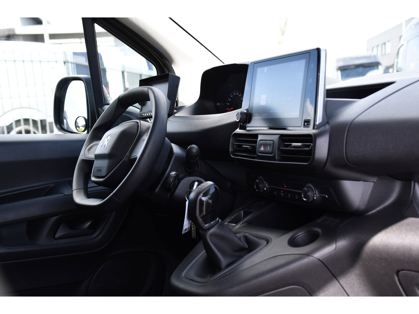 Peugeot Partner 1.5 BlueHDI PB Edition Camera, Cruise, Carplay, Multimedia, Sensoren, Airco, Uniek!