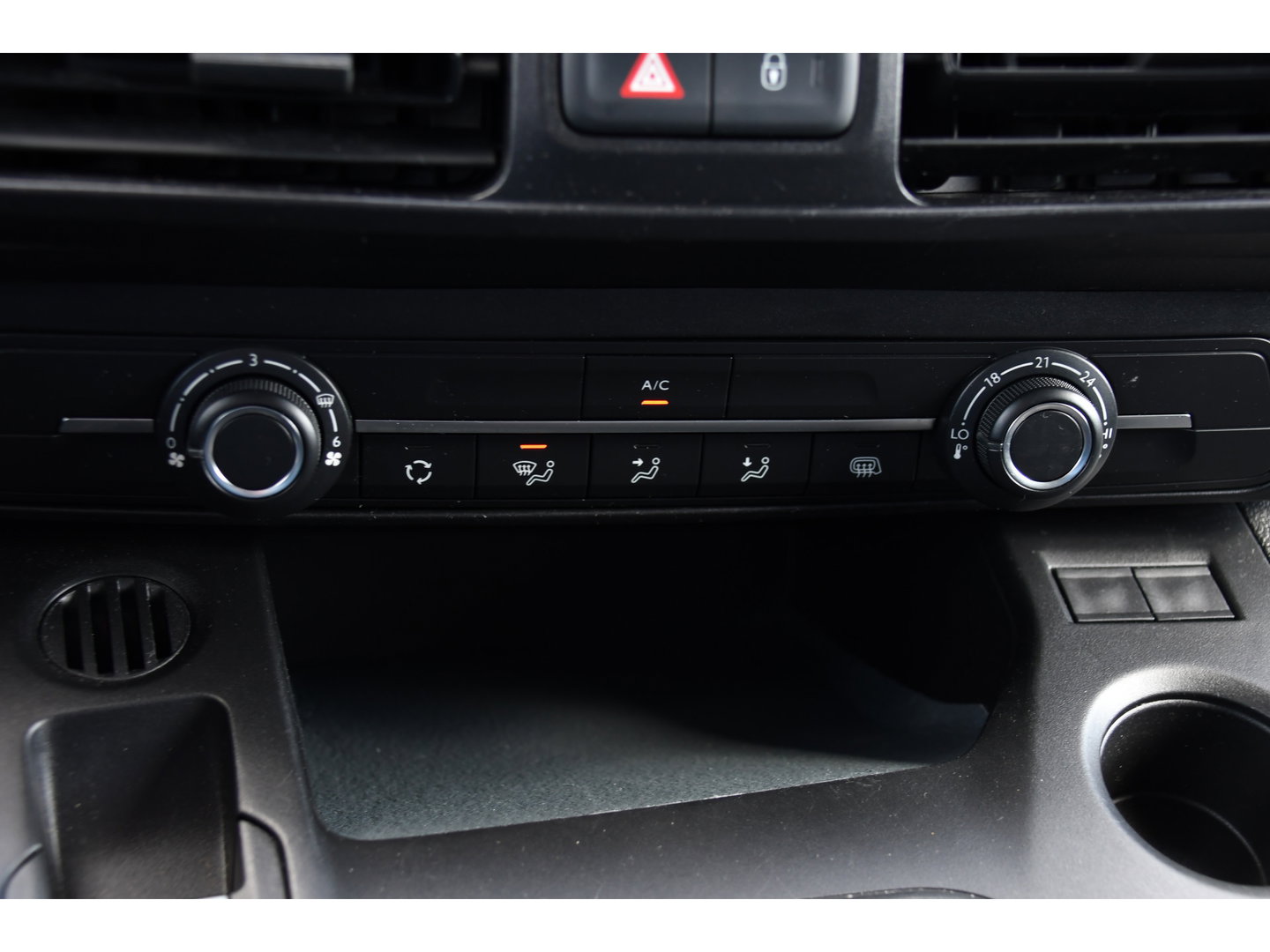 Peugeot Partner 1.5 BlueHDI PB Edition Camera, Cruise, Carplay, Multimedia, Sensoren, Airco, Uniek!