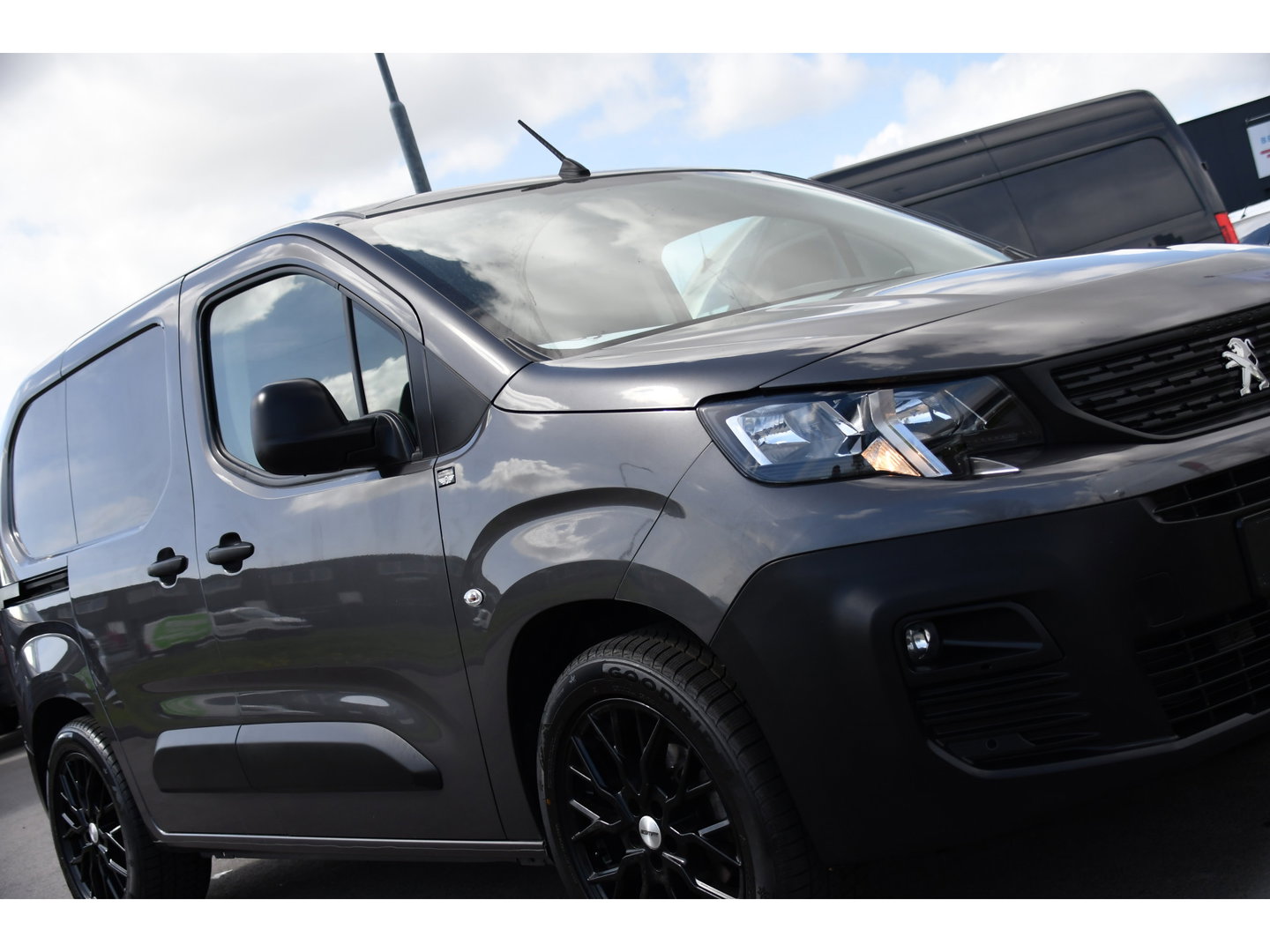 Peugeot Partner 1.5 BlueHDI PB Edition Camera, Cruise, Carplay, Multimedia, Sensoren, Airco, Uniek!