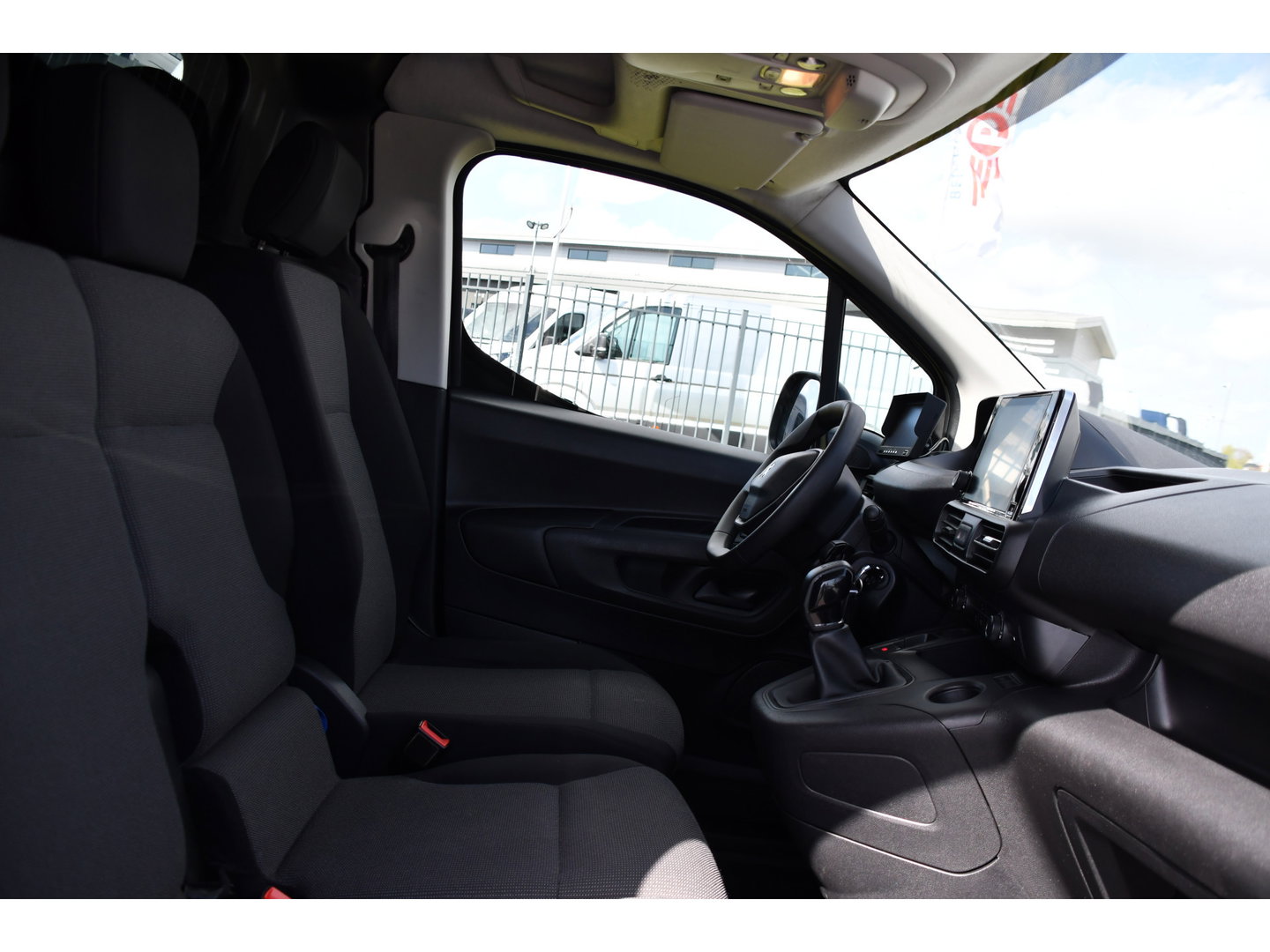 Peugeot Partner 1.5 BlueHDI PB Edition Camera, Cruise, Carplay, Multimedia, Sensoren, Airco, Uniek!