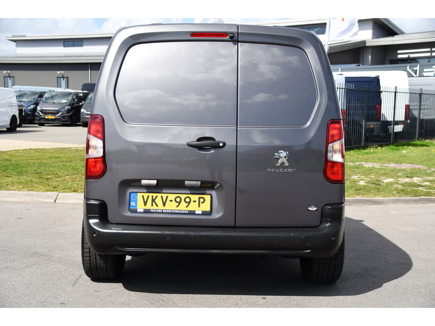 Peugeot Partner 1.5 BlueHDI PB Edition Camera, Cruise, Carplay, Multimedia, Sensoren, Airco, Uniek!