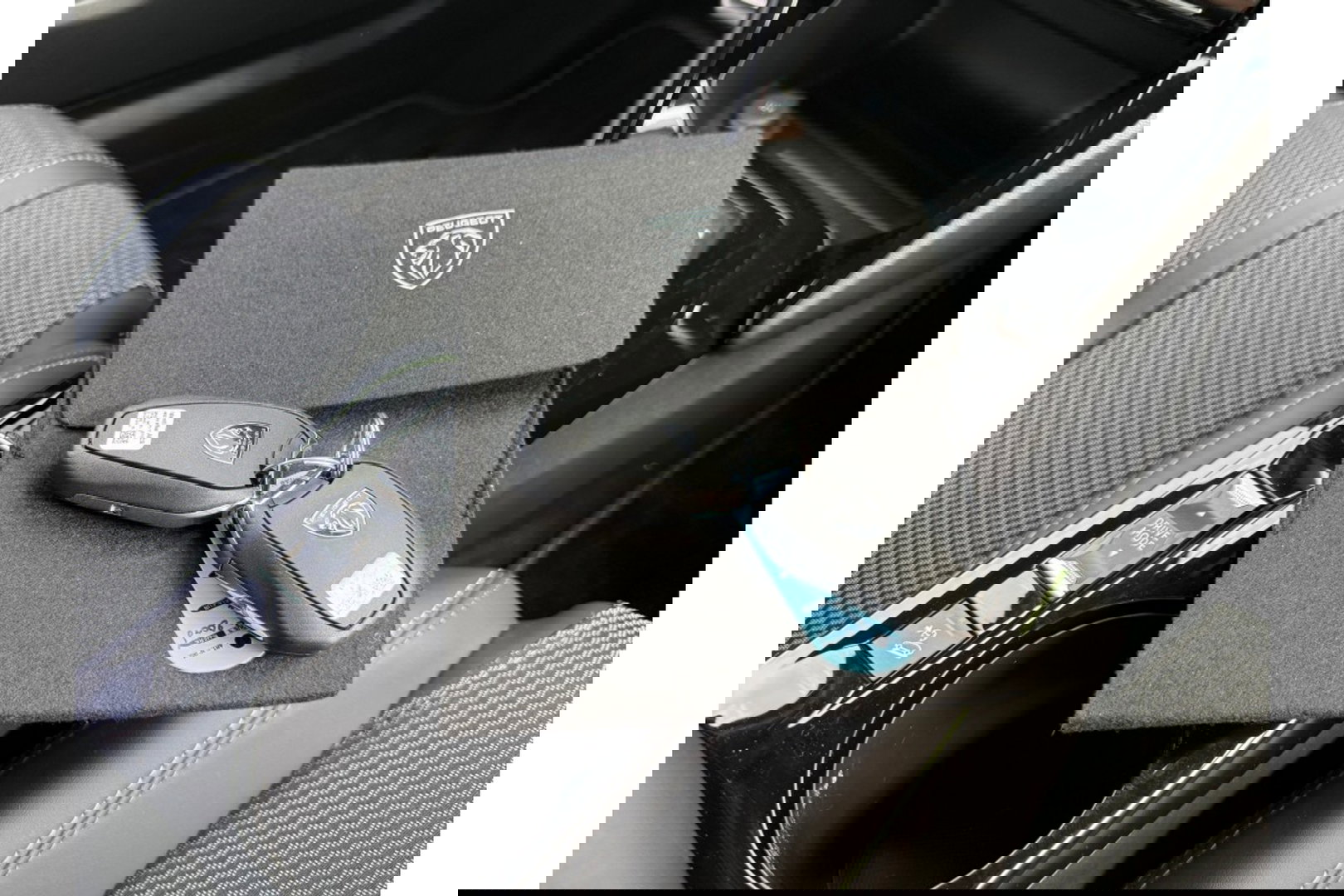 Peugeot 2008 1.2 PURETECH GT PACK AIRCO NAVI PDC-CAMERA.