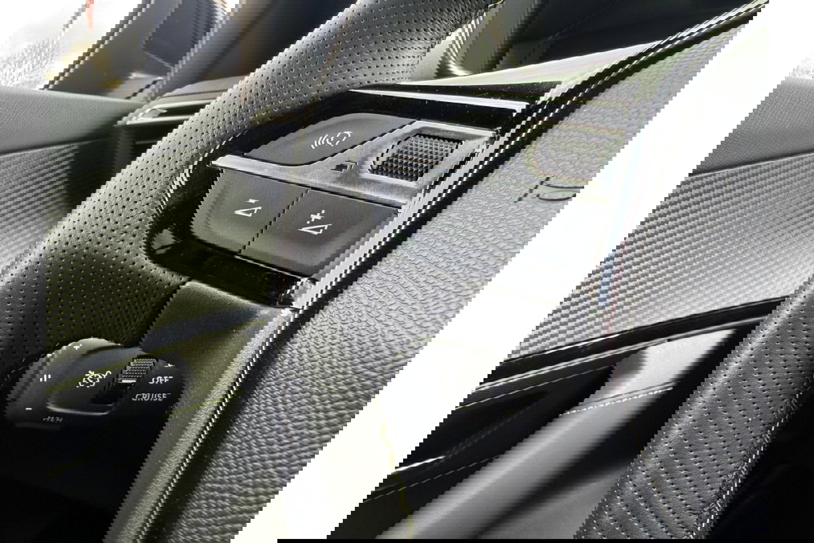 Peugeot 2008 1.2 PURETECH GT PACK AIRCO NAVI PDC-CAMERA.