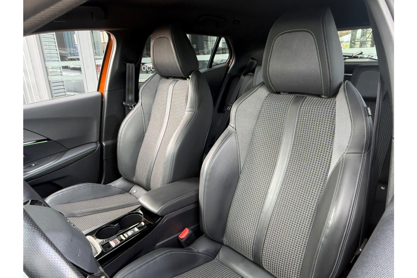 Peugeot 2008 1.2 PURETECH GT PACK 130PK AIRCO NAVI PDC-CAMERA.