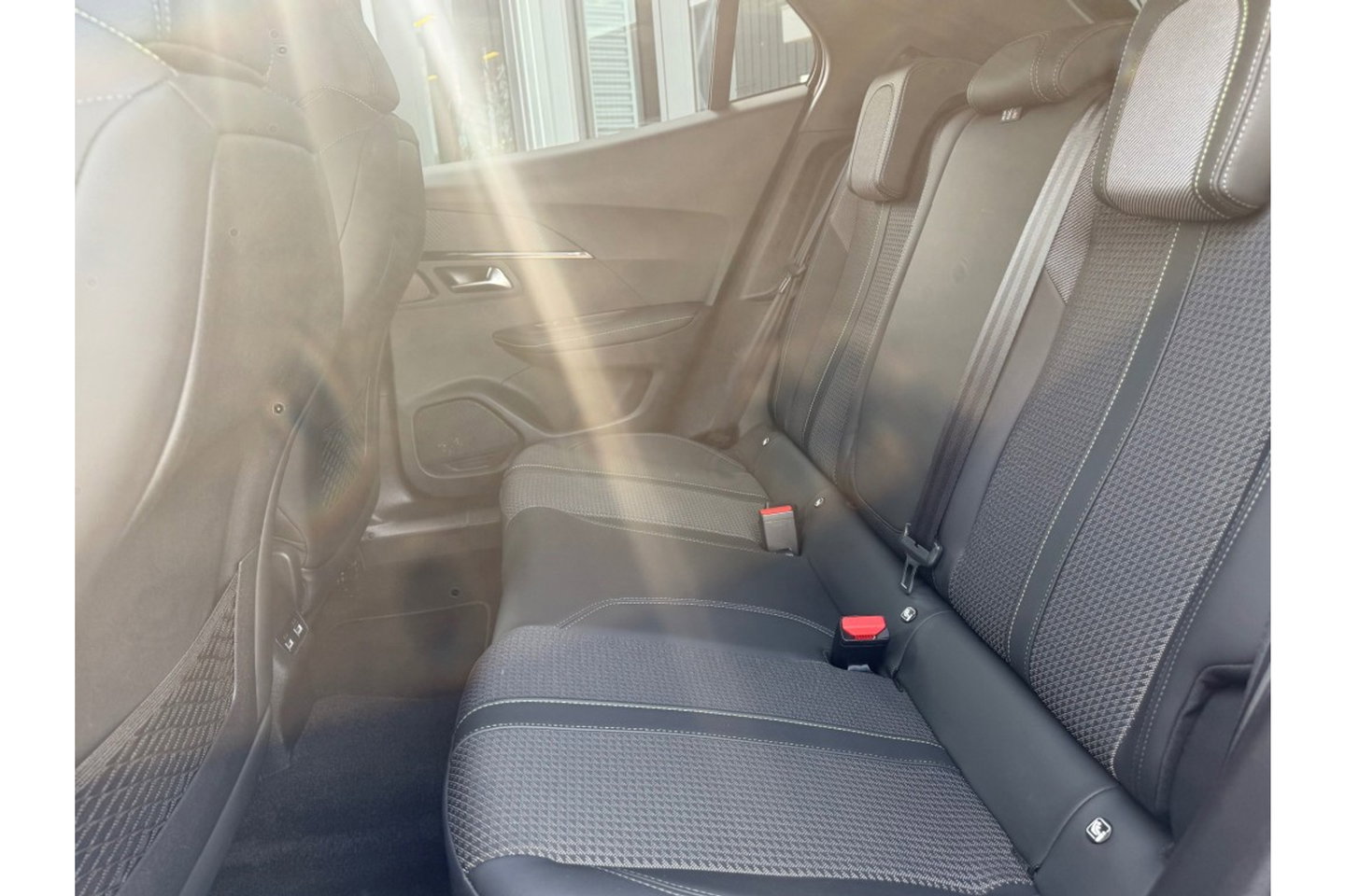 Peugeot 2008 1.2 PURETECH GT PACK 130PK AIRCO NAVI PDC-CAMERA.