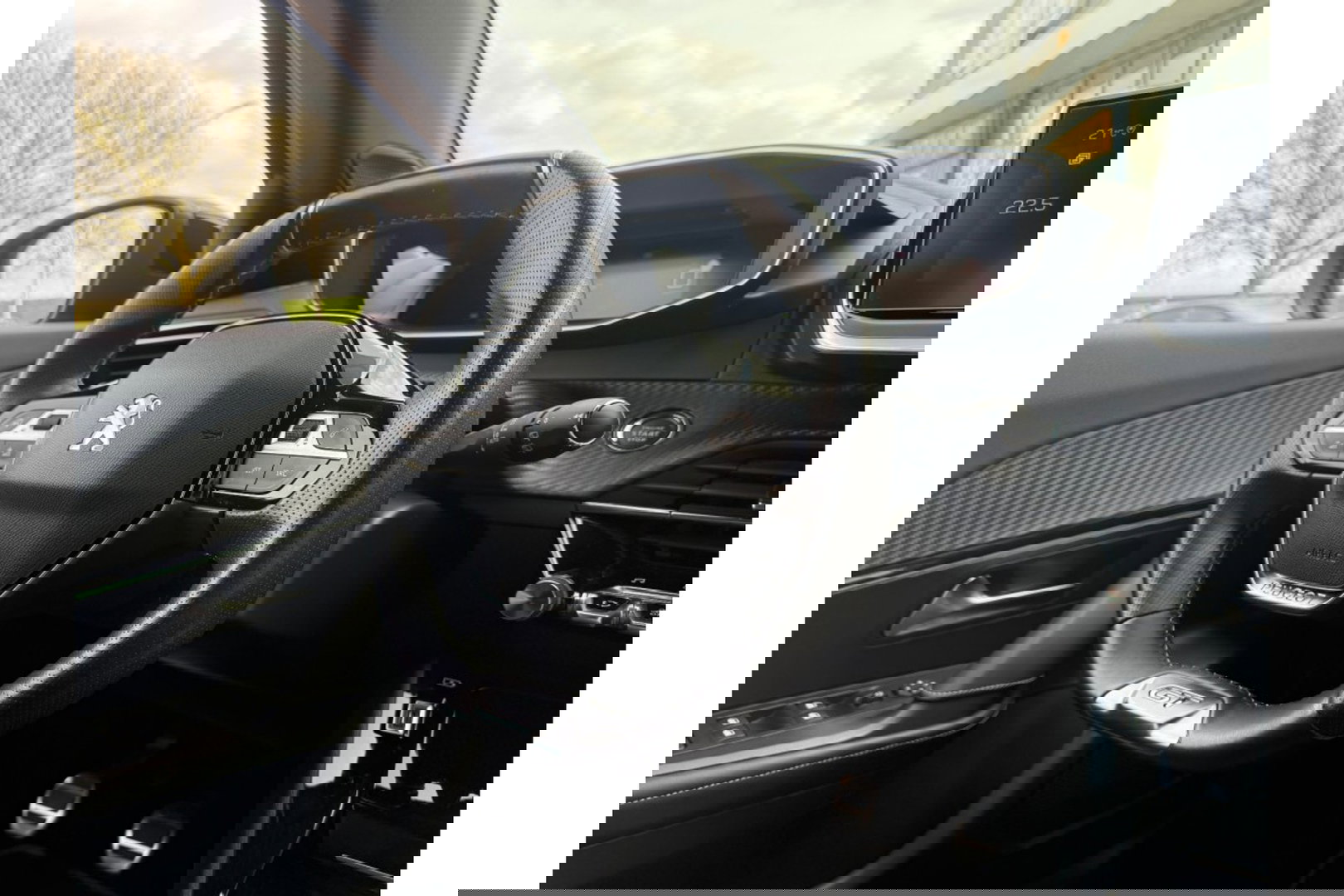 Peugeot 2008 1.2 PURETECH GT PACK 130PK AIRCO NAVI PDC-CAMERA.