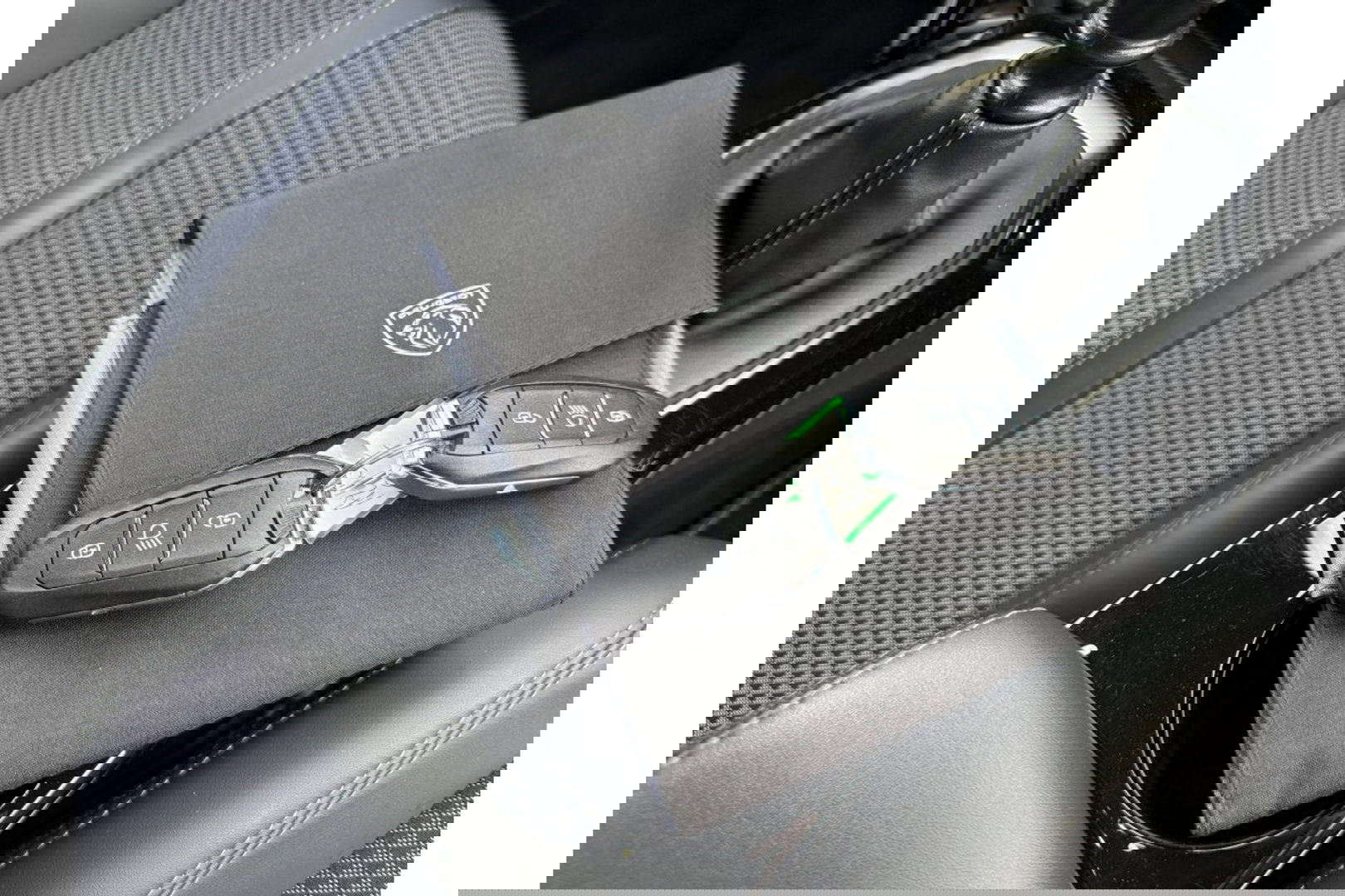 Peugeot 2008 1.2 PURETECH GT PACK 130PK AIRCO NAVI PDC-CAMERA.