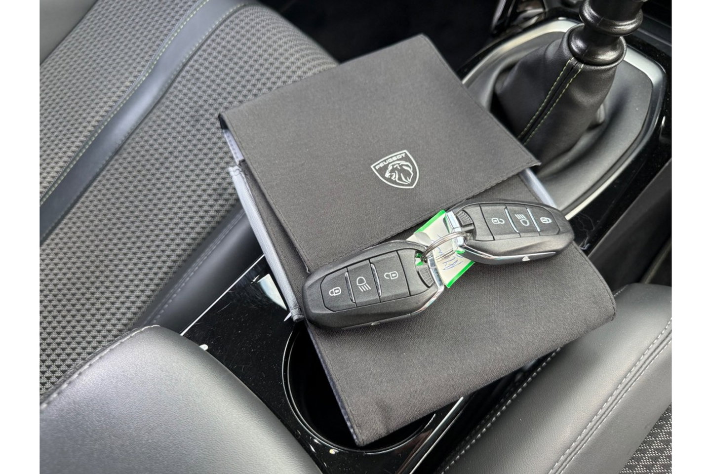 Peugeot 2008 1.2 PURETECH GT PACK 130PK AIRCO NAVI PDC-CAMERA.