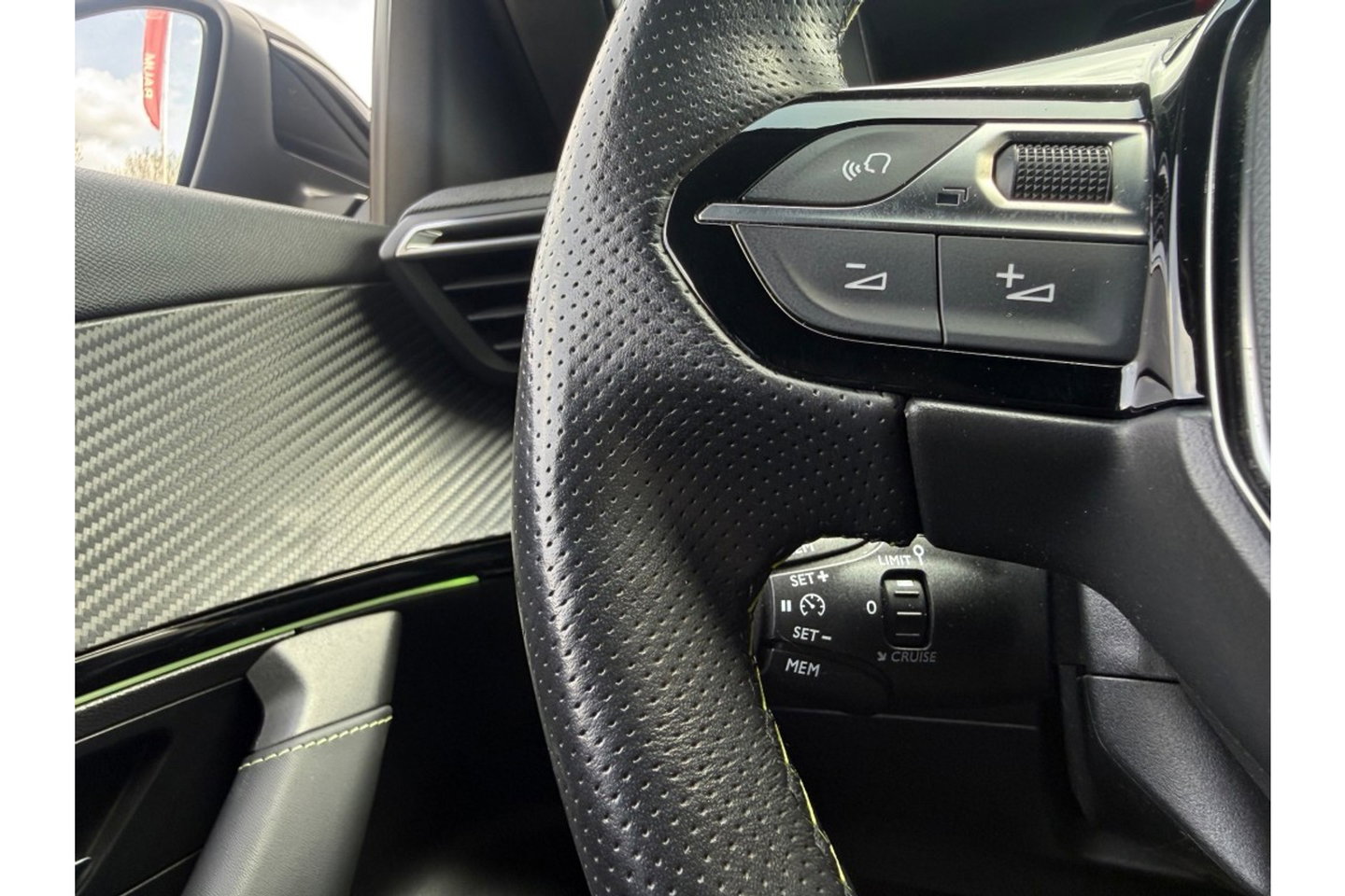 Peugeot 2008 1.2 PURETECH GT PACK 130PK AIRCO NAVI PDC-CAMERA.