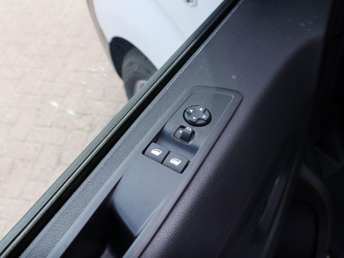 Opel Vivaro 2.0 CDTI 145 L3 Airco | 3 zitpl. | 8.900km | Camera | Laadruimtebetimmering