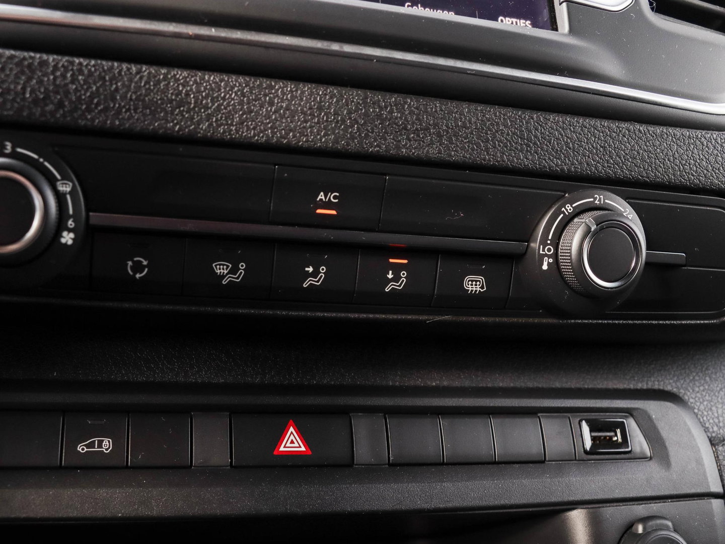 Opel Vivaro 2.0 CDTI 145 L3 Airco | 3 zitpl. | 8.900km | Camera | Laadruimtebetimmering