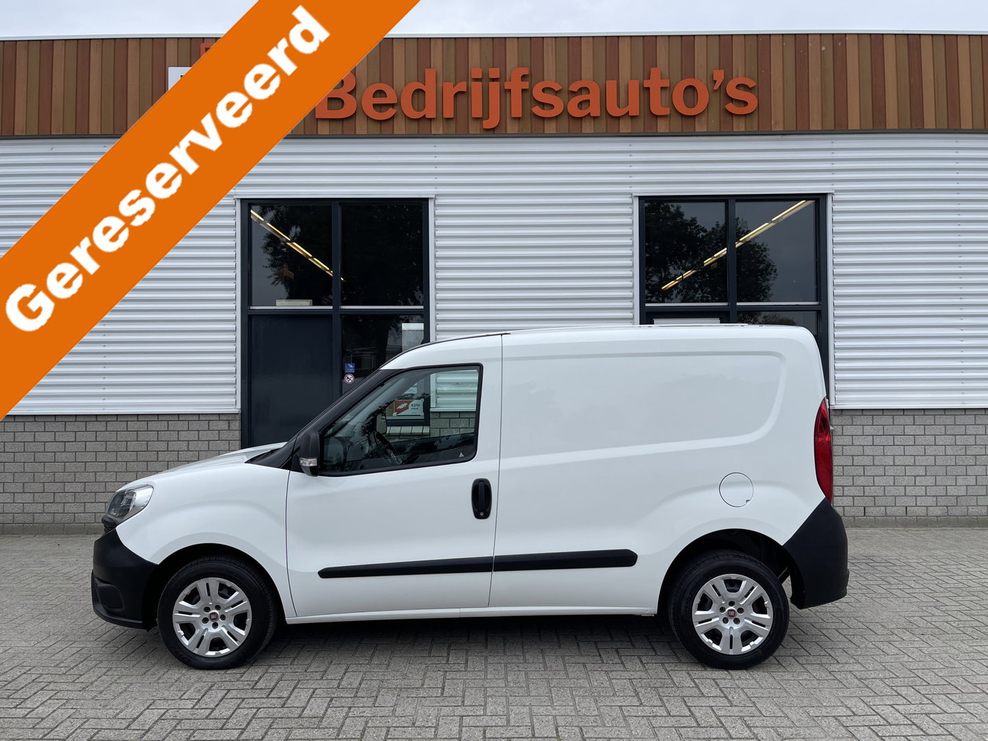 Fiat Doblò Cargo 1.3 MJ L1H1 Actual / vaste prijs rijklaar € 4.950 ex btw / lease vanaf € 170 / airco / parkeersensoren achter / radio bluetooth MP3