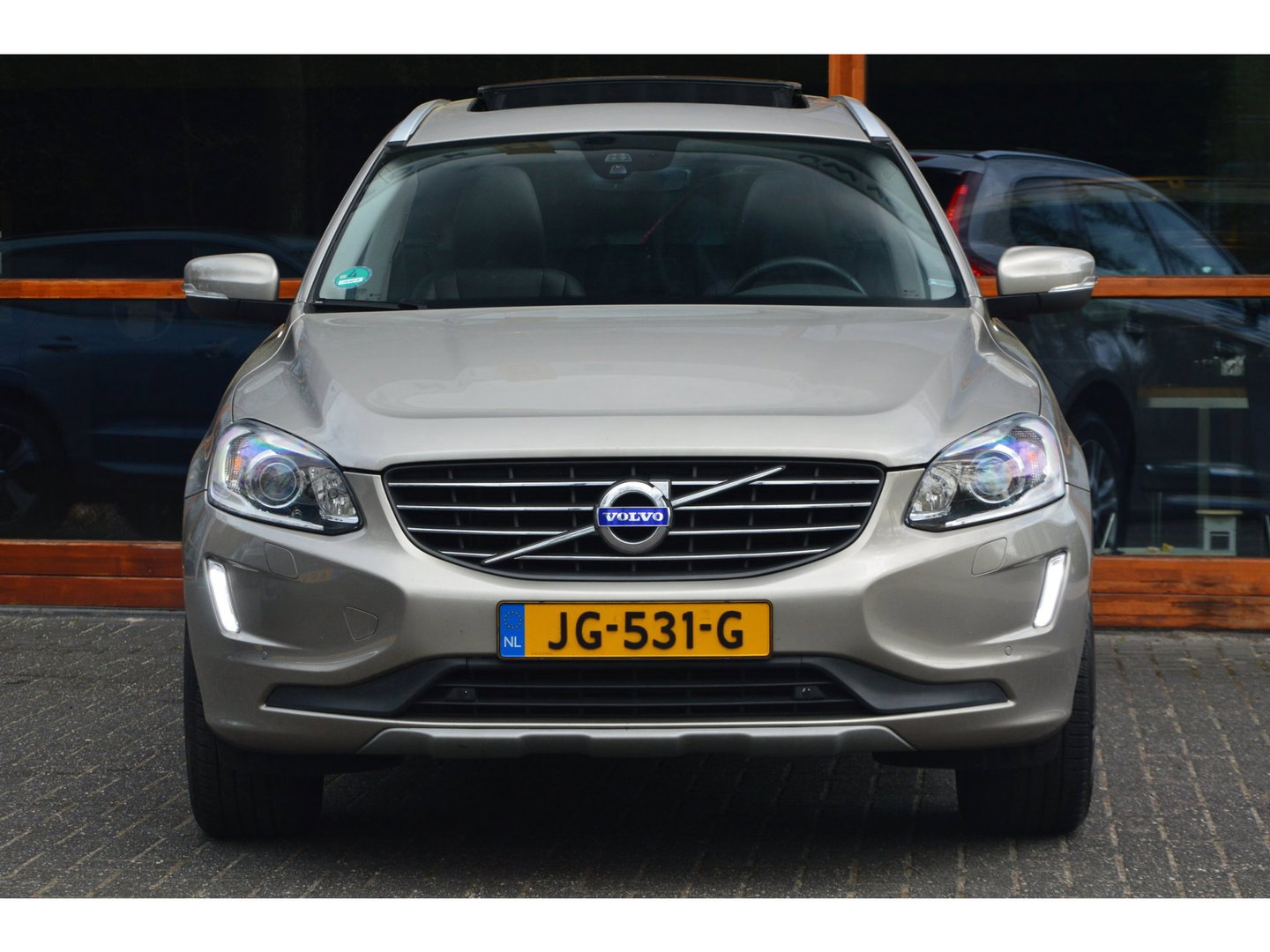 Volvo XC60 T5 Inscription | Panoramadak | Trekhaak | Camera | BLIS | Stoelverwarming | Leer | Elektrische stoelen |