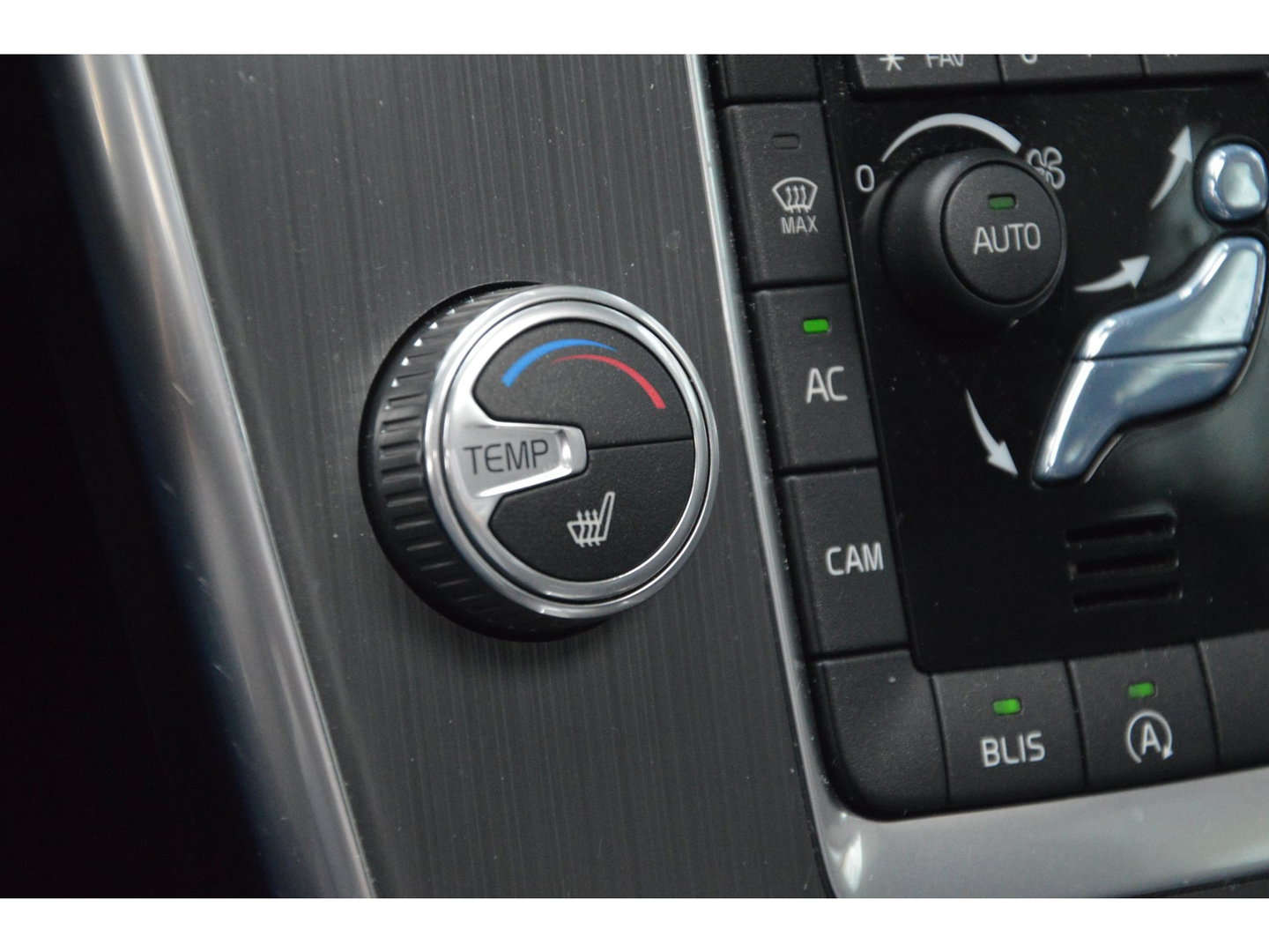 Volvo XC60 T5 Inscription | Panoramadak | Trekhaak | Camera | BLIS | Stoelverwarming | Leer | Elektrische stoelen |