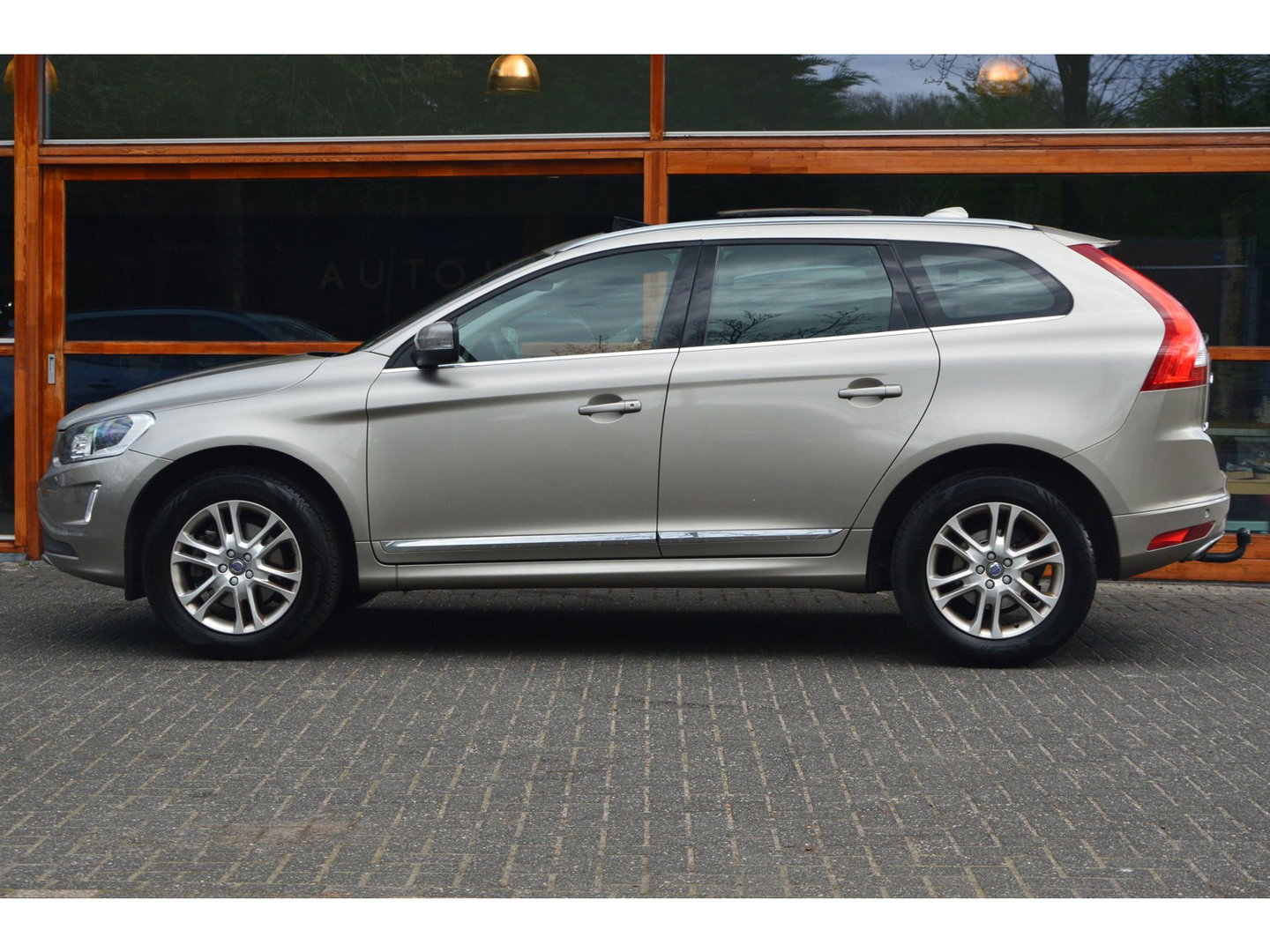 Volvo XC60 T5 Inscription | Panoramadak | Trekhaak | Camera | BLIS | Stoelverwarming | Leer | Elektrische stoelen |