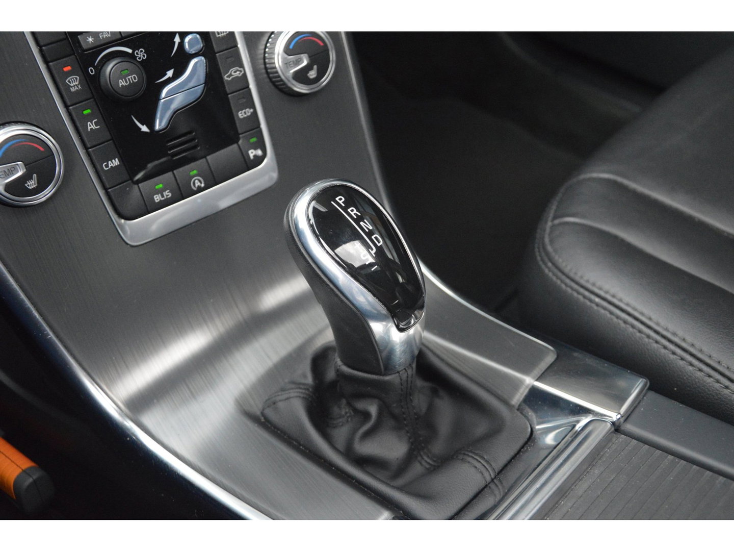 Volvo XC60 T5 Inscription | Panoramadak | Trekhaak | Camera | BLIS | Stoelverwarming | Leer | Elektrische stoelen |