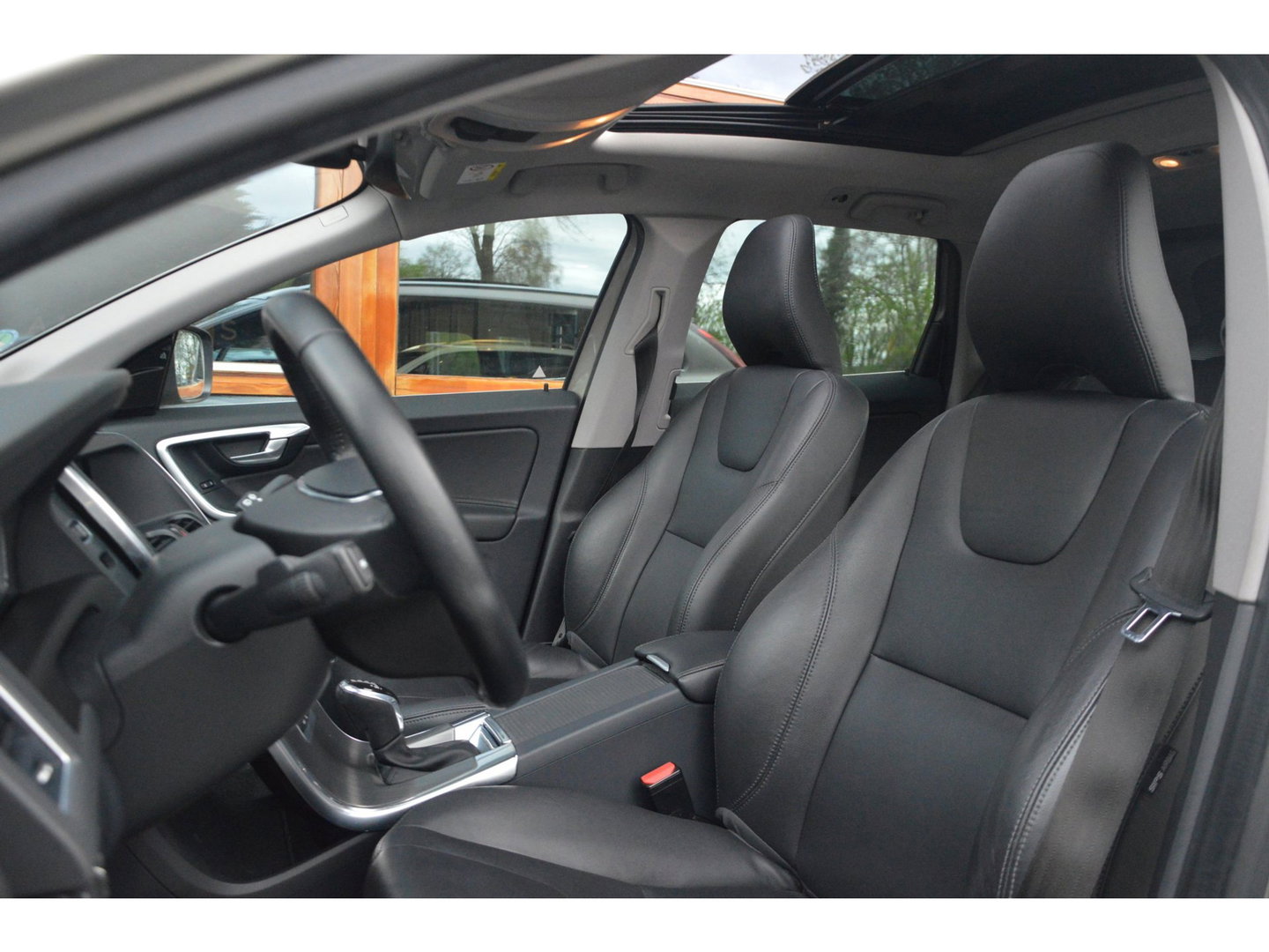 Volvo XC60 T5 Inscription | Panoramadak | Trekhaak | Camera | BLIS | Stoelverwarming | Leer | Elektrische stoelen |