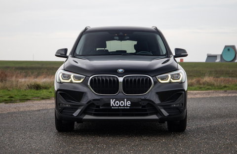 BMW X1 xDrive25e Executive CAMERA / CARPLAY / HEAD UP DISPLAY / LEDER / LED / CRUISE CONTROLE / STOELVERWARMING