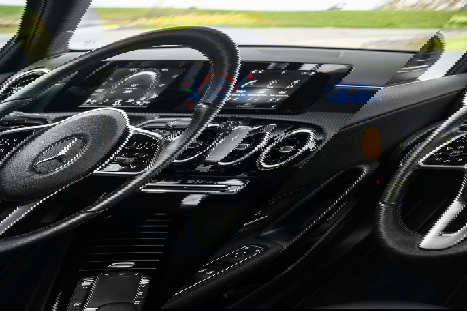 Mercedes-Benz A-Klasse 250 e Business Line CARPLAY / LEER / CAMERA / CRUISE CONTROLE / DEALER ONDERHOUDEN