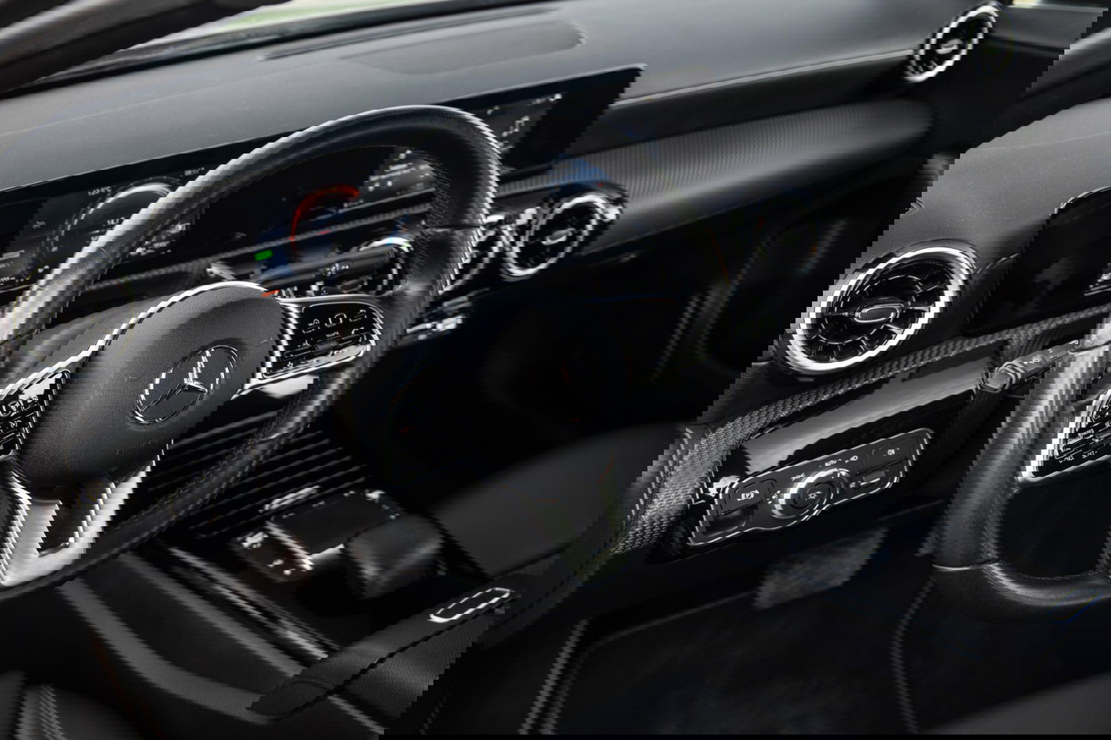 Mercedes-Benz A-Klasse 250 e Business Line CARPLAY / LEER / CAMERA / CRUISE CONTROLE / DEALER ONDERHOUDEN