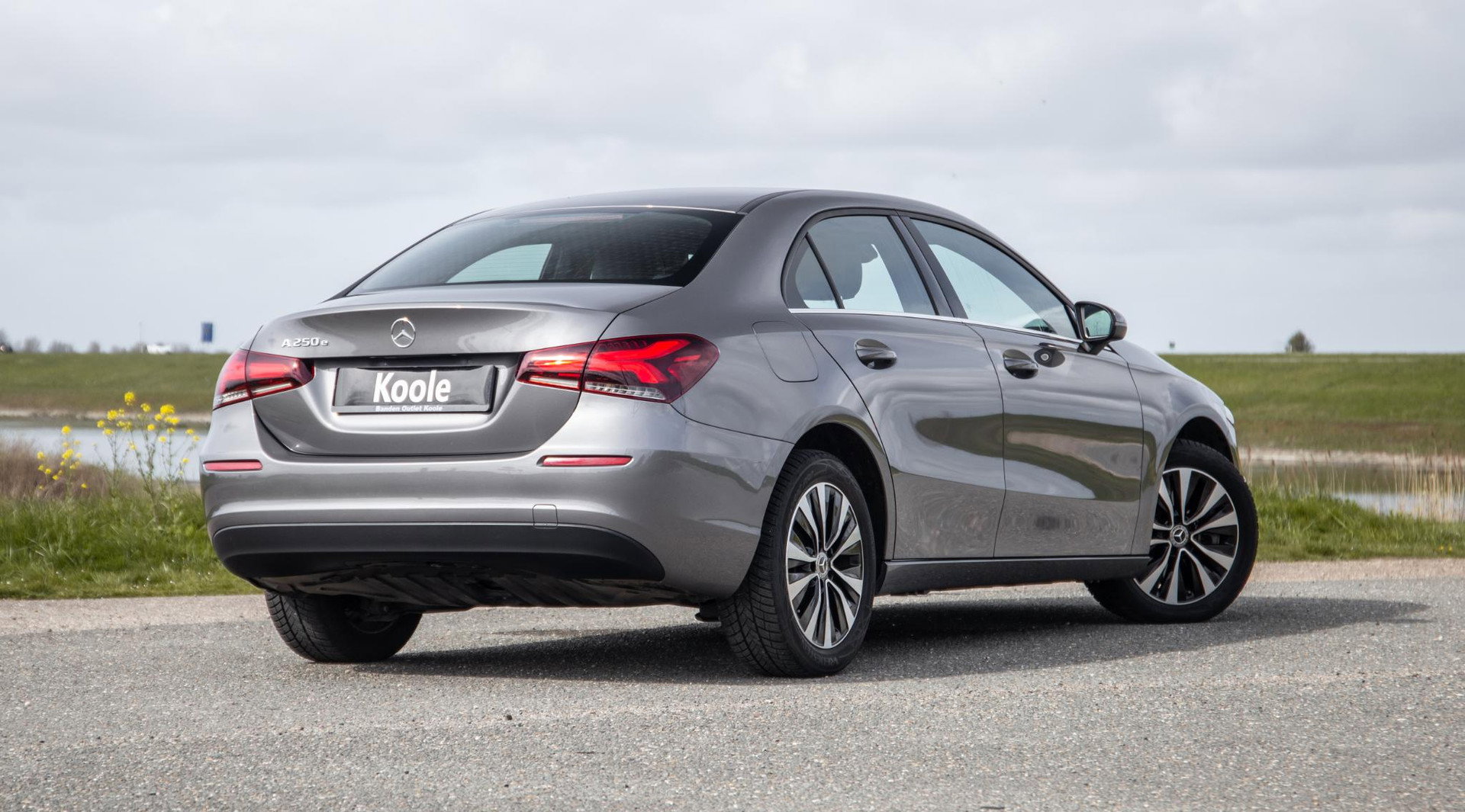 Mercedes-Benz A-Klasse 250 e Business Line CARPLAY / LEER / CAMERA / CRUISE CONTROLE / DEALER ONDERHOUDEN